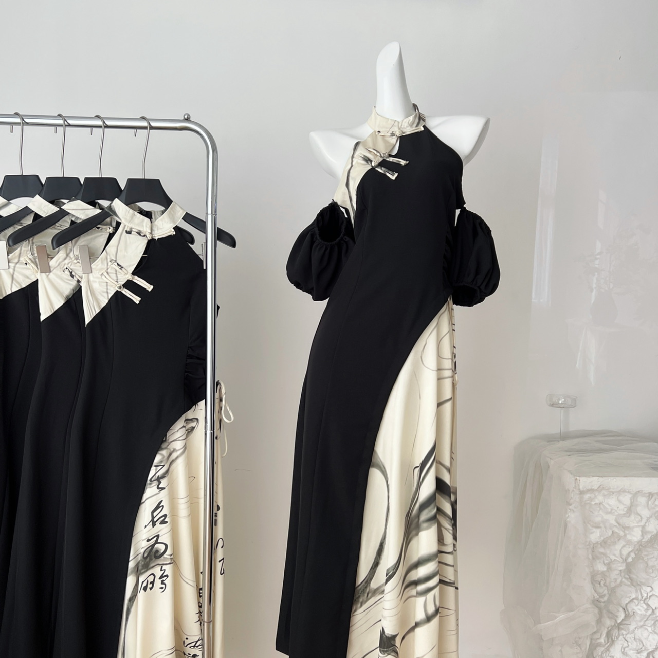 热巴同款ONMOON 新中式国风书法拼色连衣裙收腰盘扣旗袍裙女