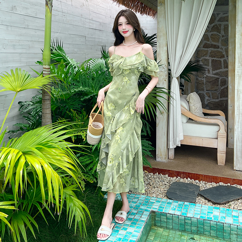 实拍海边度假碎花连衣裙女新款荷叶边斜裁收腰显瘦露肩吊带长裙子