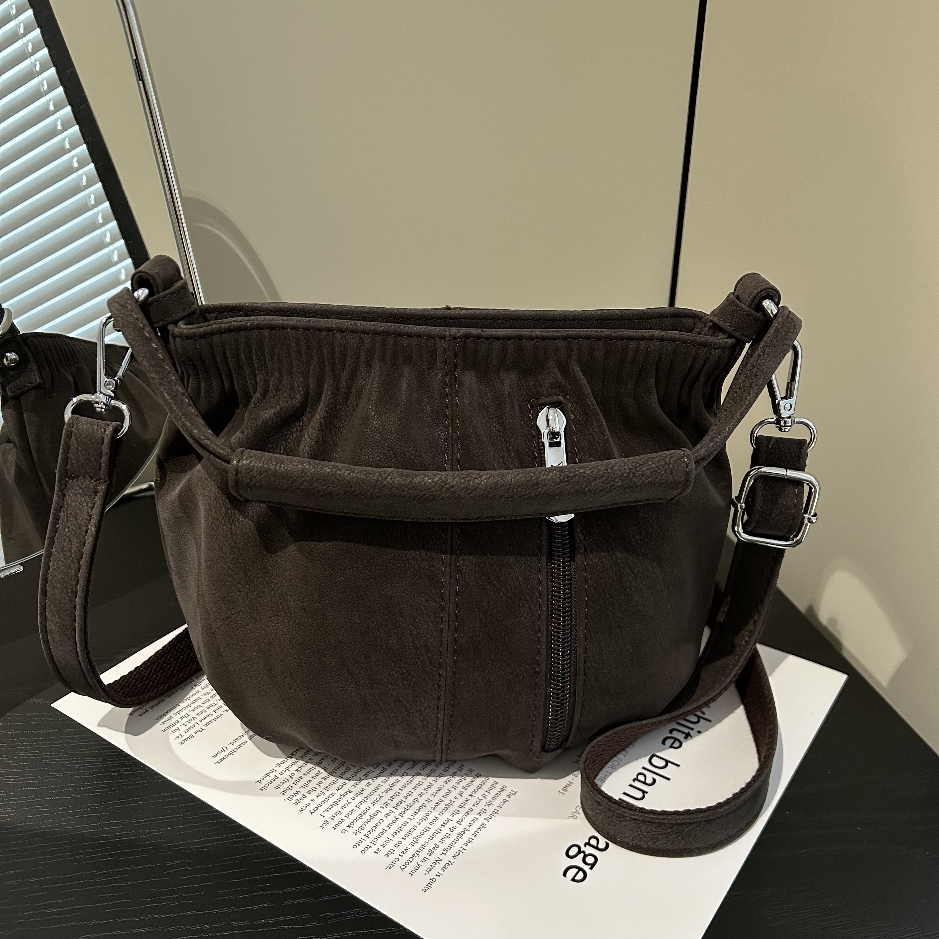 新款手提福袋包时尚褶皱水桶包真皮女士通勤斜挎包休闲百搭单肩包