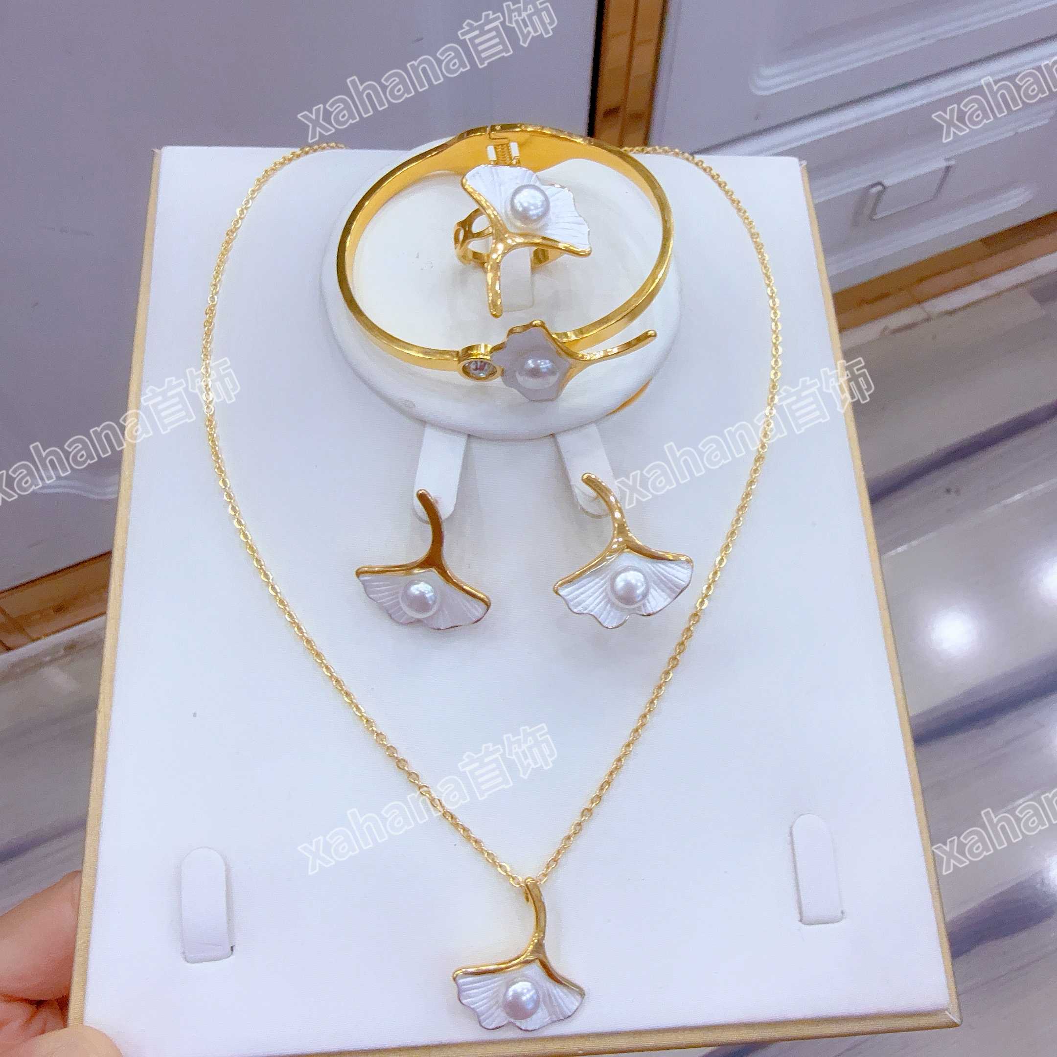 钛钢亚克力项链 新款时尚钛钢四件套首饰高级气质taygag不易掉色