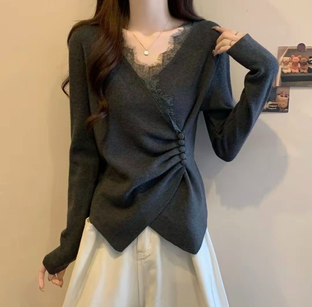 2025新款秋冬大码女装显瘦遮肉设计感V领蕾丝拼接打底慵懒感上衣