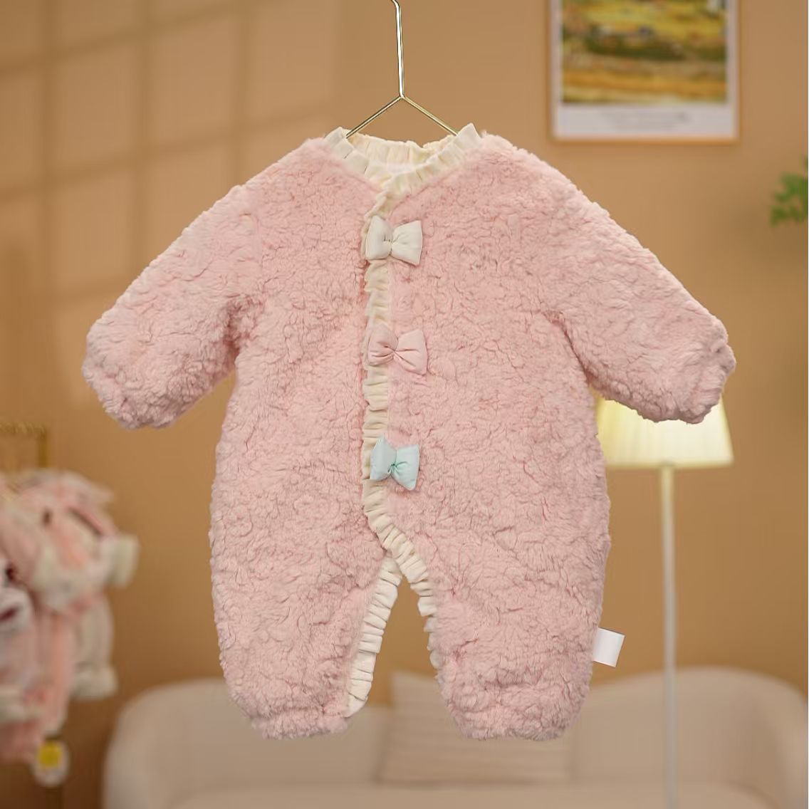 2025新款婴幼儿连体衣冬季洋气加棉加厚女宝宝公主百天满月外出服