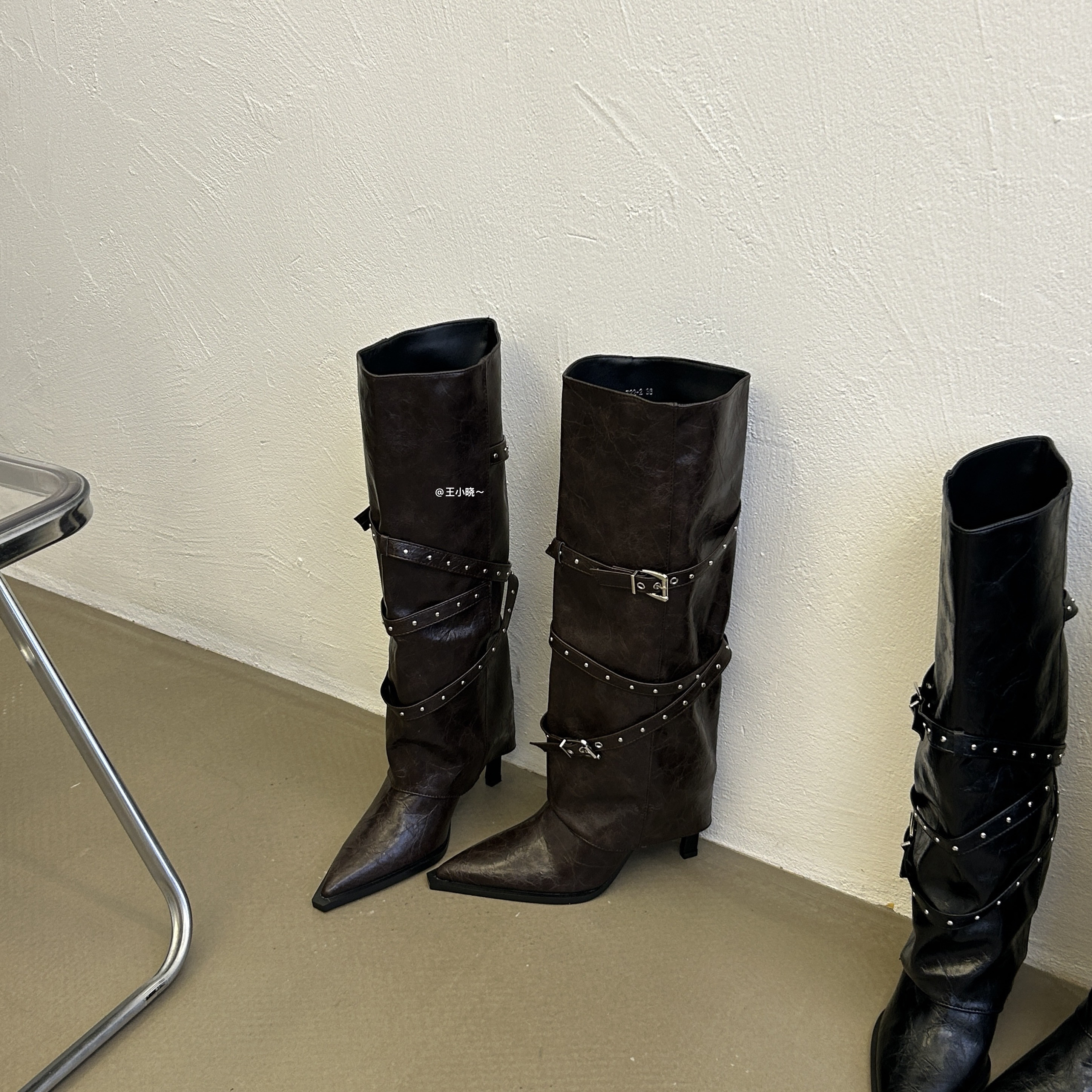 尖头金属皮带扣铆钉复古西部牛仔靴细跟高跟骑士辣妹长筒裤管靴女