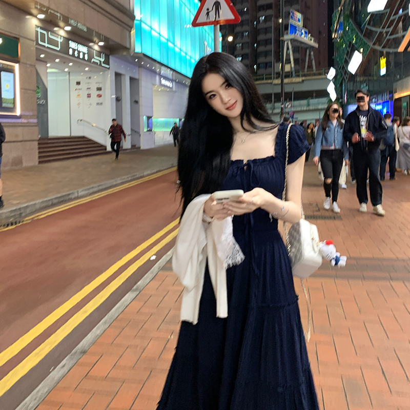 famouswang2025年夏季新款皱皱打揽显瘦方领法式气质长款连衣裙