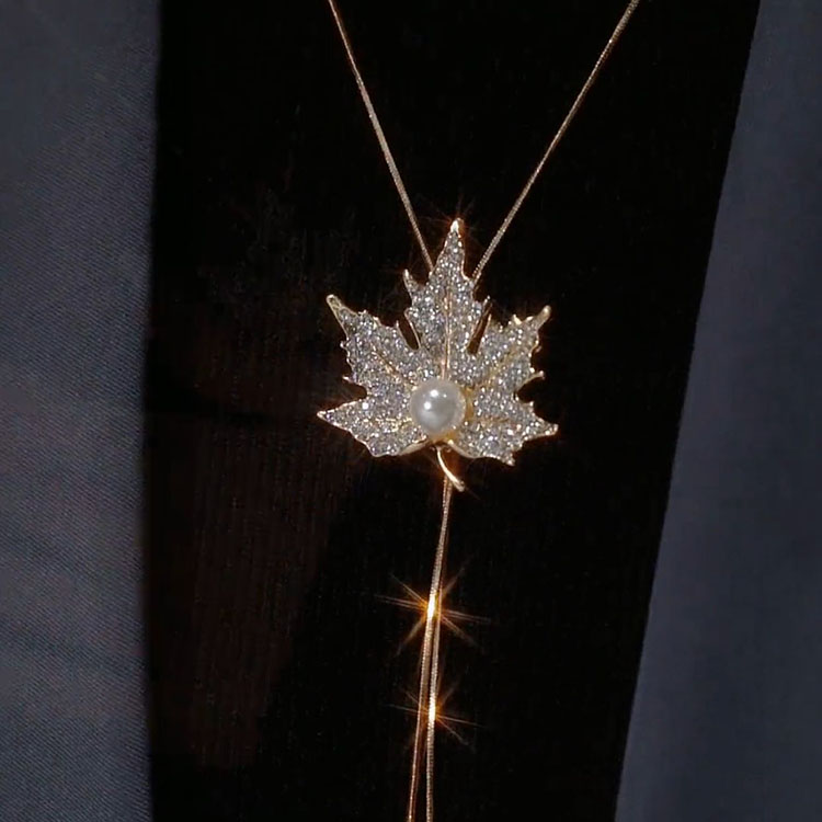 铜合金项链 秋冬枫叶毛衣链女长款时尚百搭项链配饰个性衣服挂饰