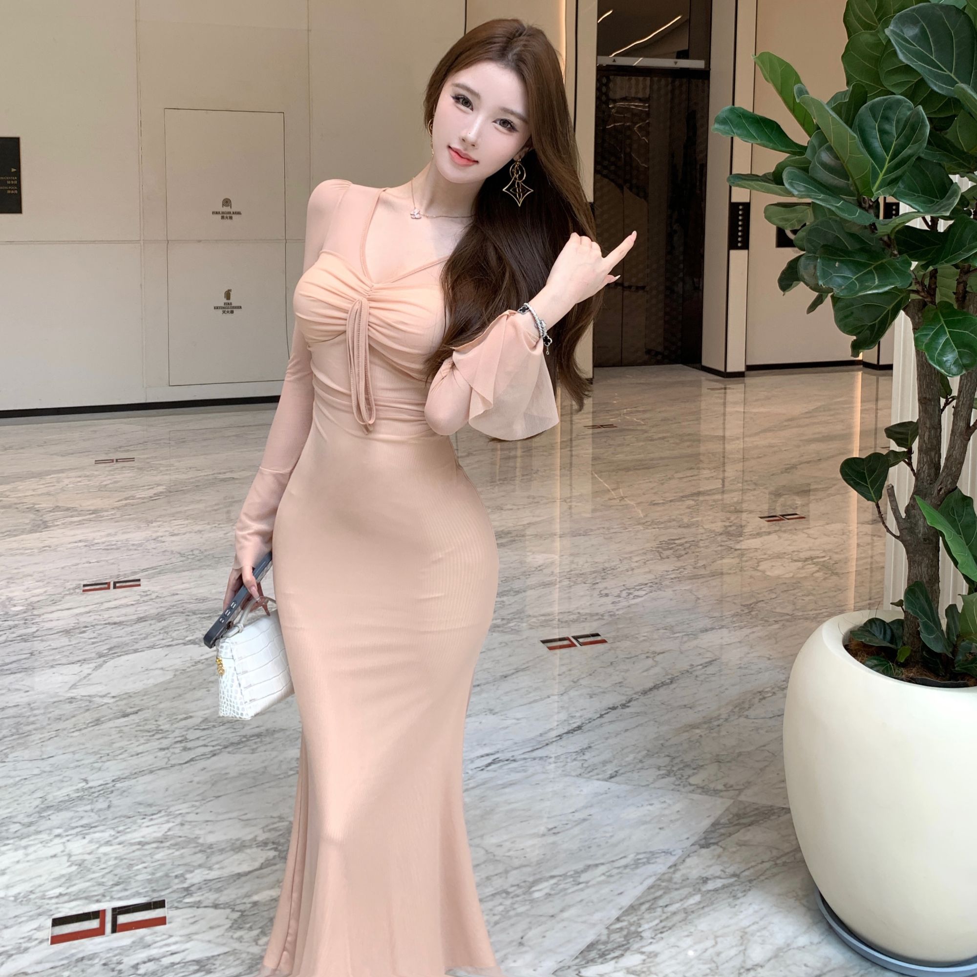 御姐性感V领喇叭袖网纱连衣裙气质收腰显瘦长袖内搭包臀打底裙女