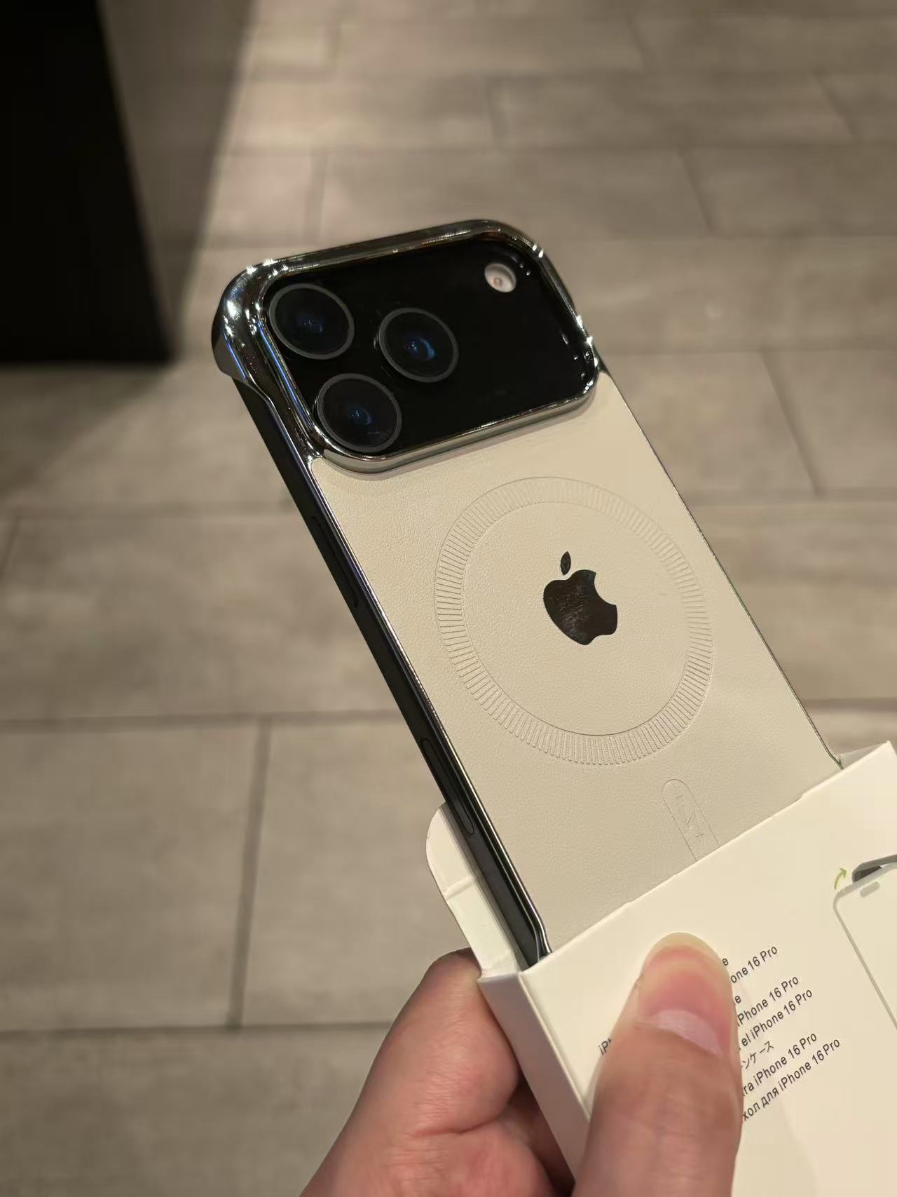 高级感皮质磁吸款裸机手感无边框适用iPhone17proamx苹果16手机壳