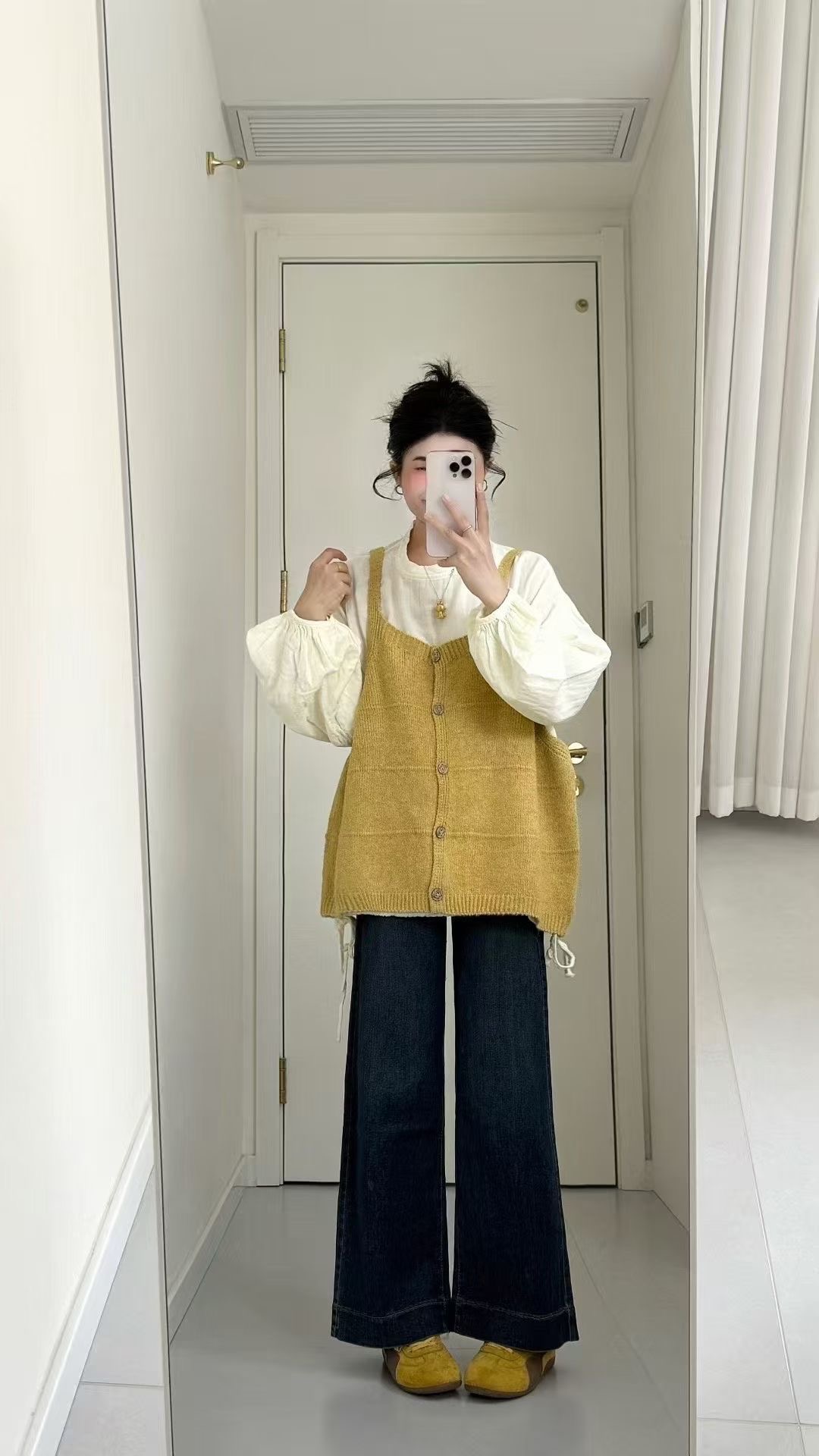 2025秋季新款韩系穿搭圆领衬衫黄色马甲搭配牛仔裤显瘦三件套装女