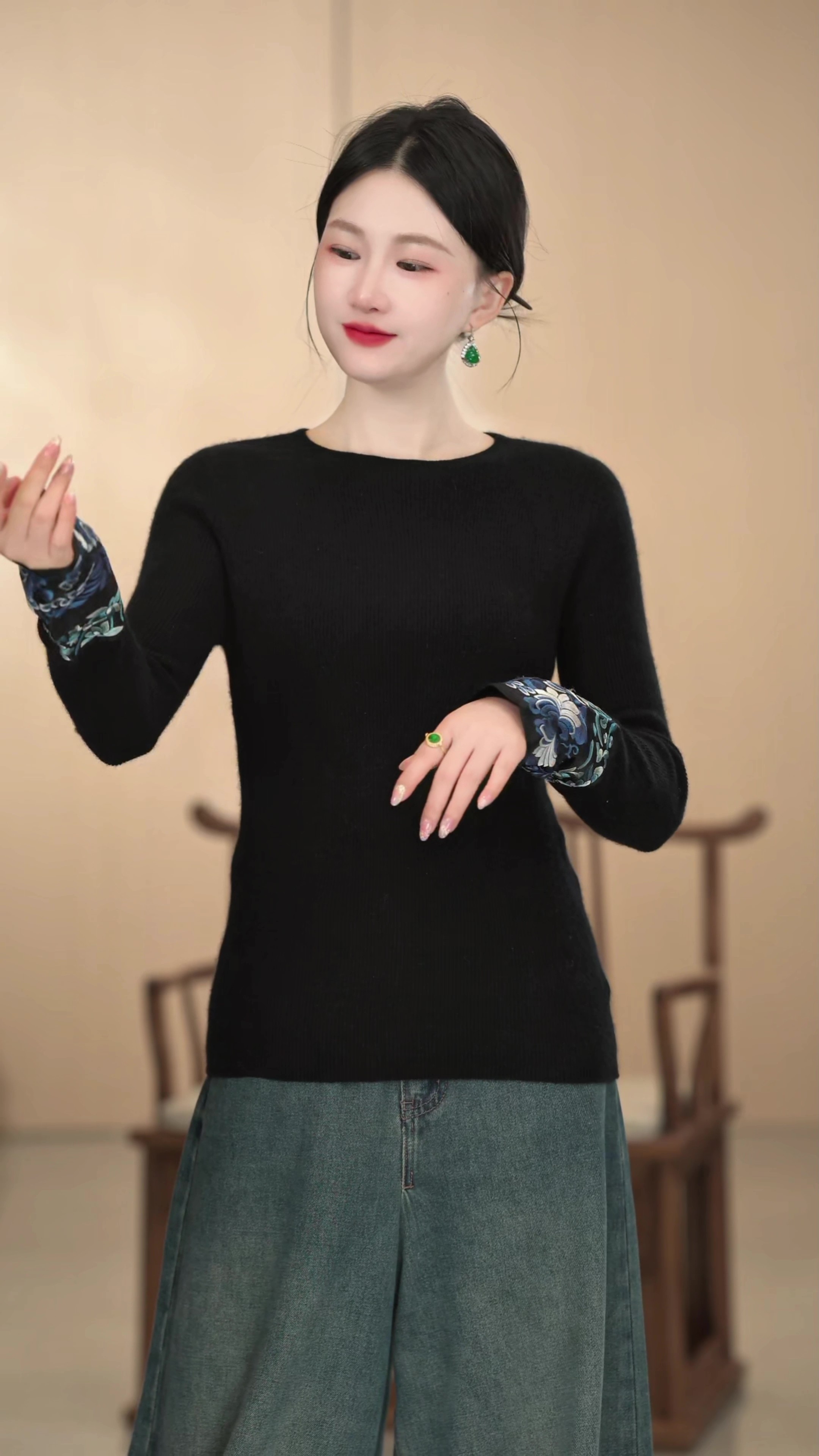 「渐冷」新中式秋冬款百搭气质显瘦黑色系打底圆领刺绣上衣时尚