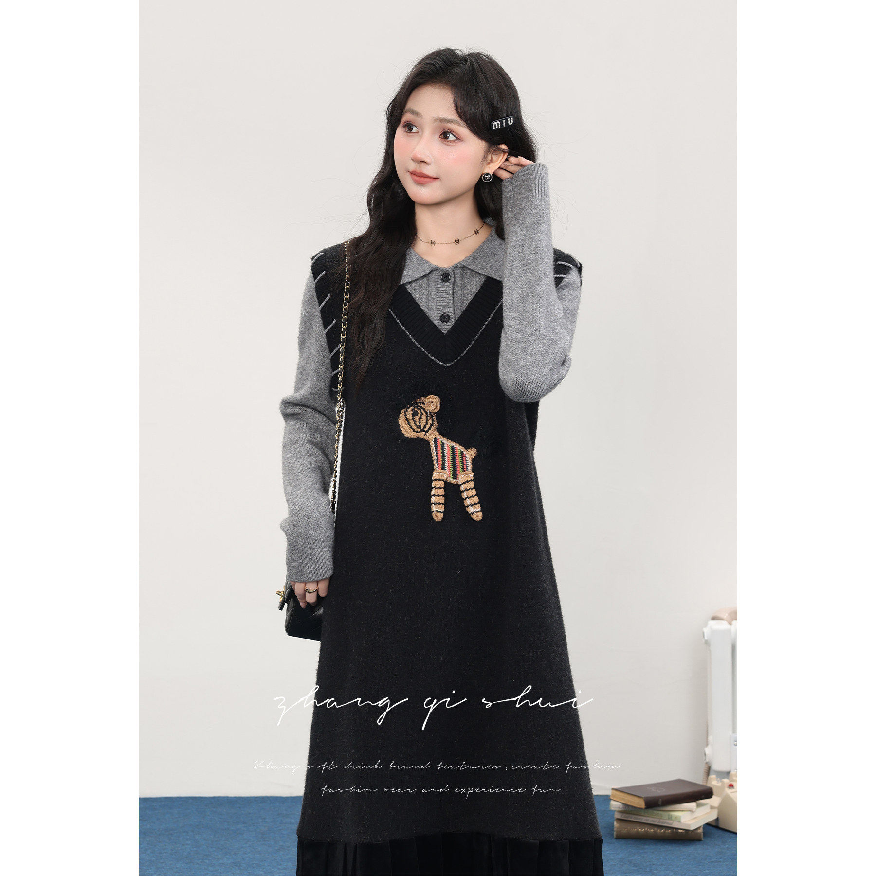 张汽水跨年穿搭秋季黑色假两件连衣裙女学院风卡通拼接Z14545