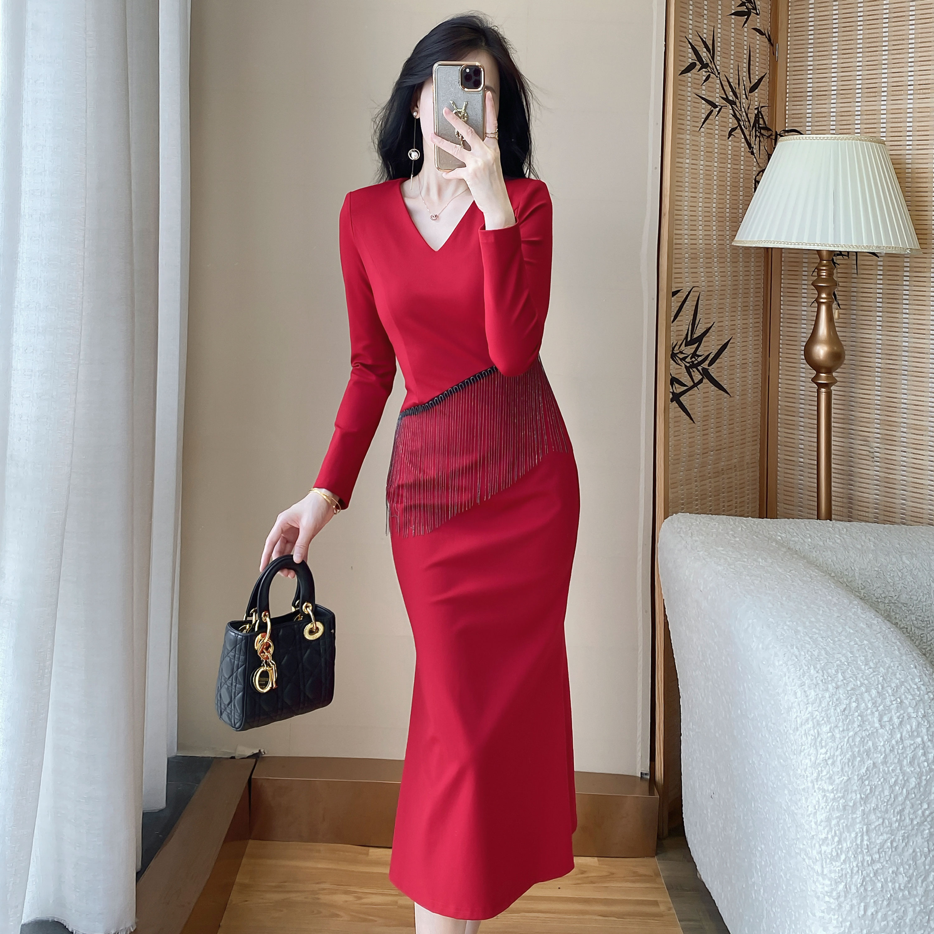 气质V领红色连衣裙女修身显瘦流苏装饰长裙轻奢2025新款秋职业裙