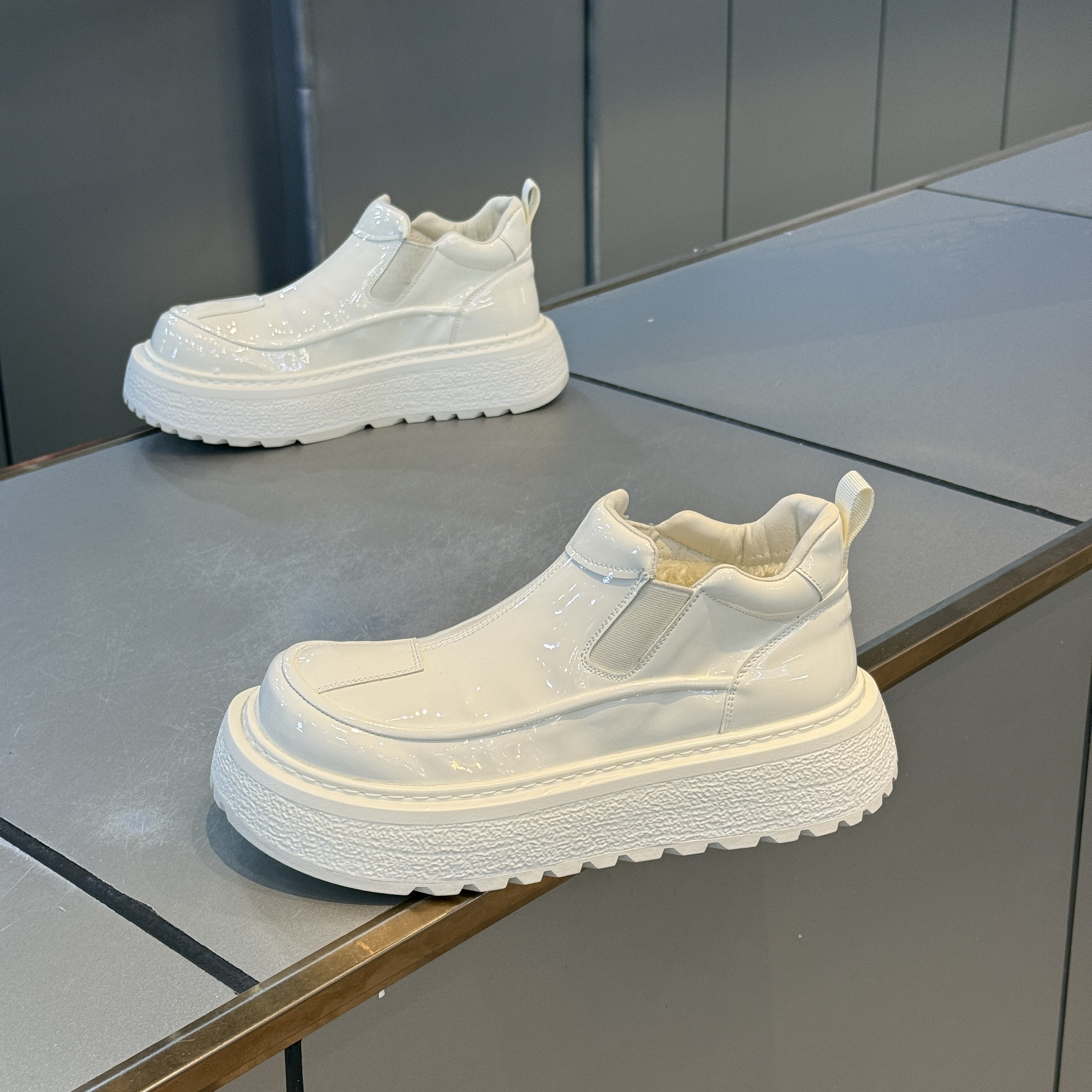 冬季新款厚底低帮防滑百搭潮流英伦风舒适保暖板鞋