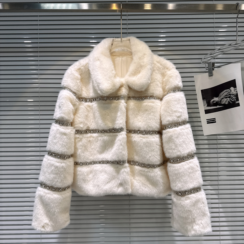 网红同款2025冬季新款轻奢千金风钉珠装饰气质圆领毛绒毛毛外套女