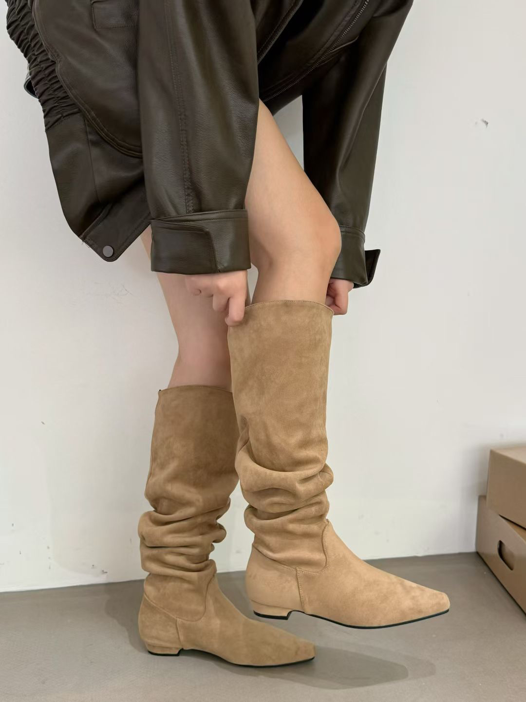 美拉德长筒靴女2025秋新款爆款显瘦棕色小个子增高V口高筒堆堆靴