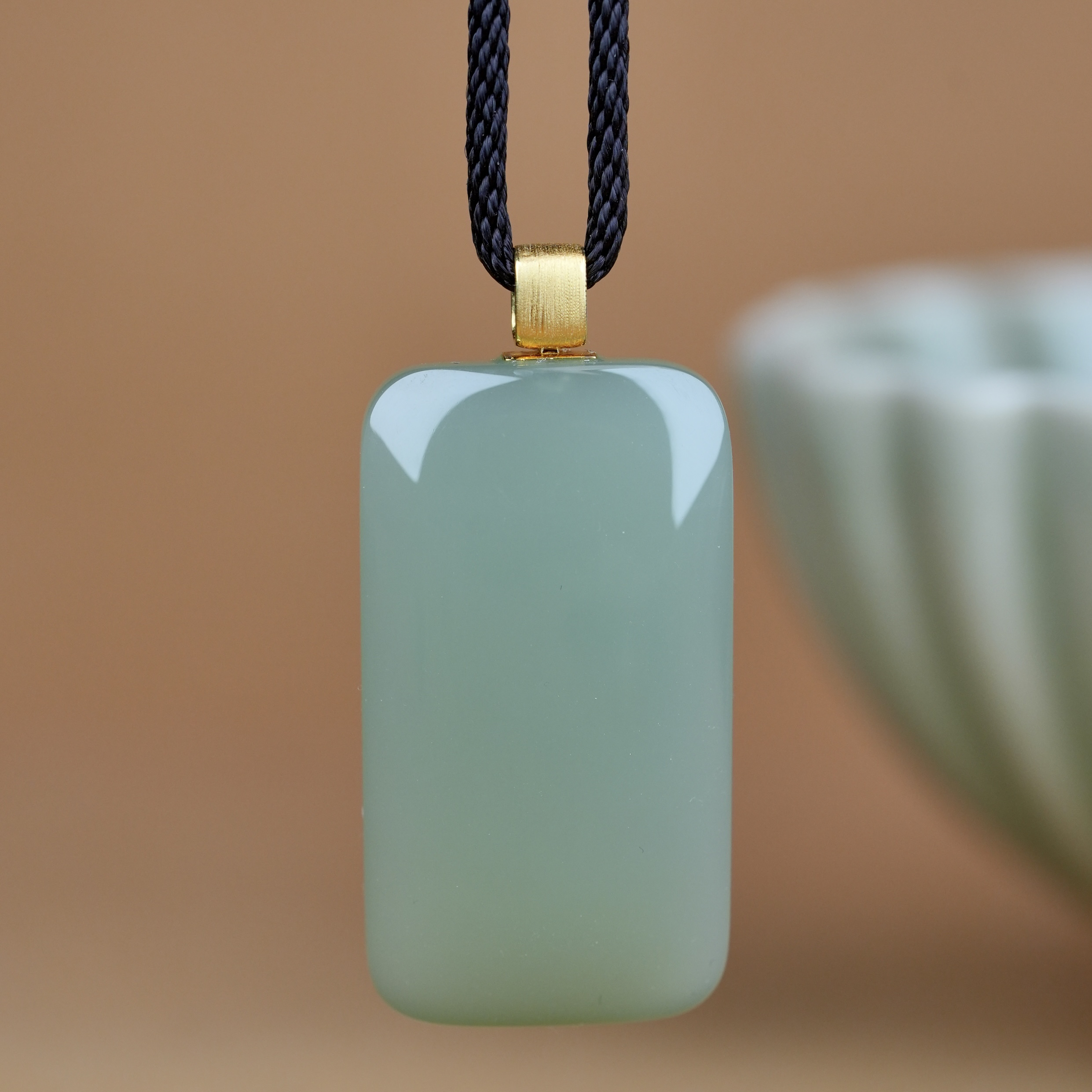 18k金镶嵌俄罗斯碧玉粉青平安无事牌和田玉润厚牌吊坠