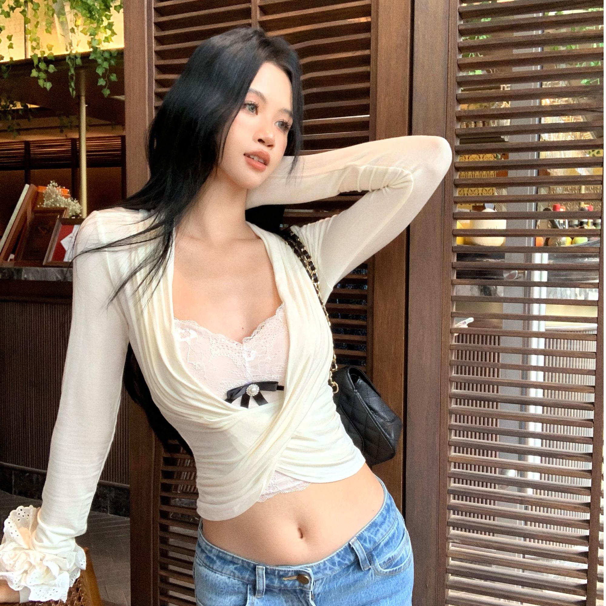 米色花朵拼接长袖荡领T恤女蕾丝吊带修身显瘦纯欲辣妹两件套