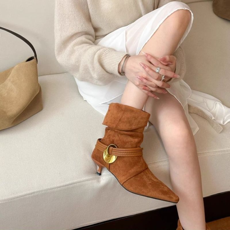 欧美新款小猫跟绒面西部尖头褶皱一脚蹬金属扣带堆堆两穿时装女靴