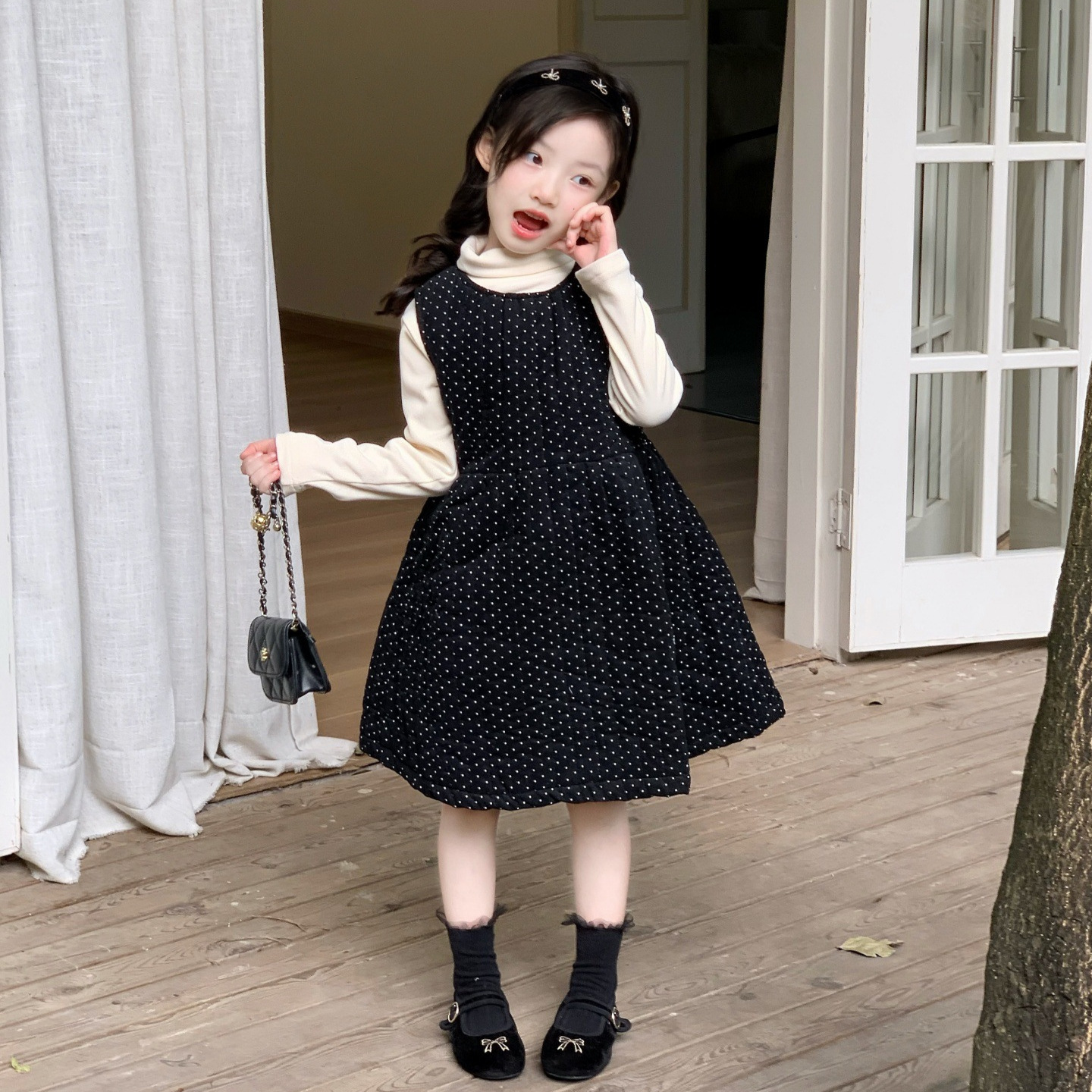 小思家2025冬季新款女童韩版休闲高领打底衫绗棉波点背带裙套装