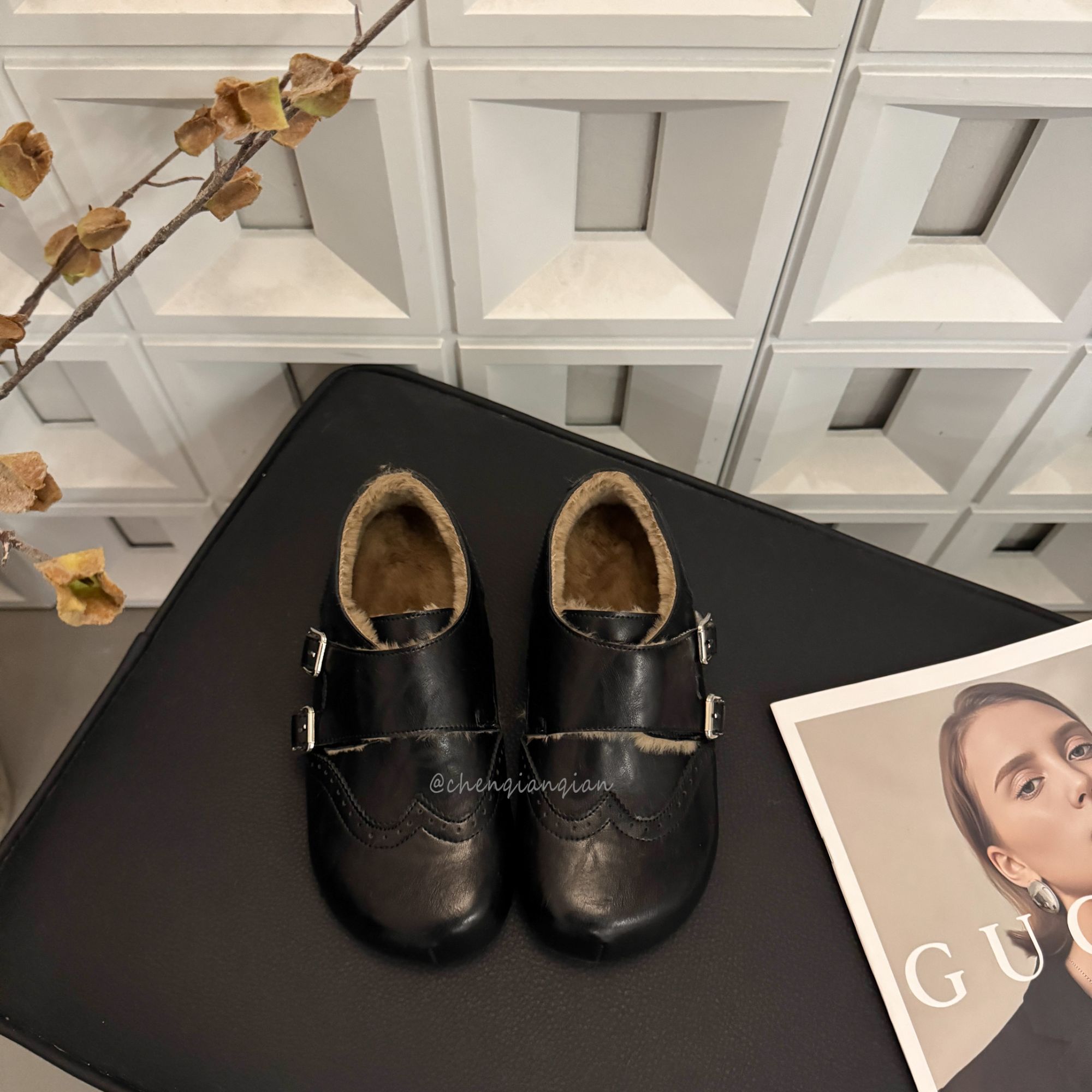 布洛克雕花平底内增搭扣加绒勃肯鞋女2025秋冬新款保暖一脚蹬棉鞋