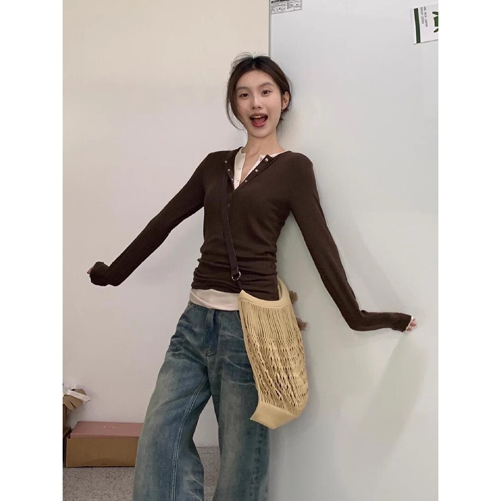 韩系咖色正肩假两件V领修身上衣女秋冬季短款chic内搭打底长袖T恤