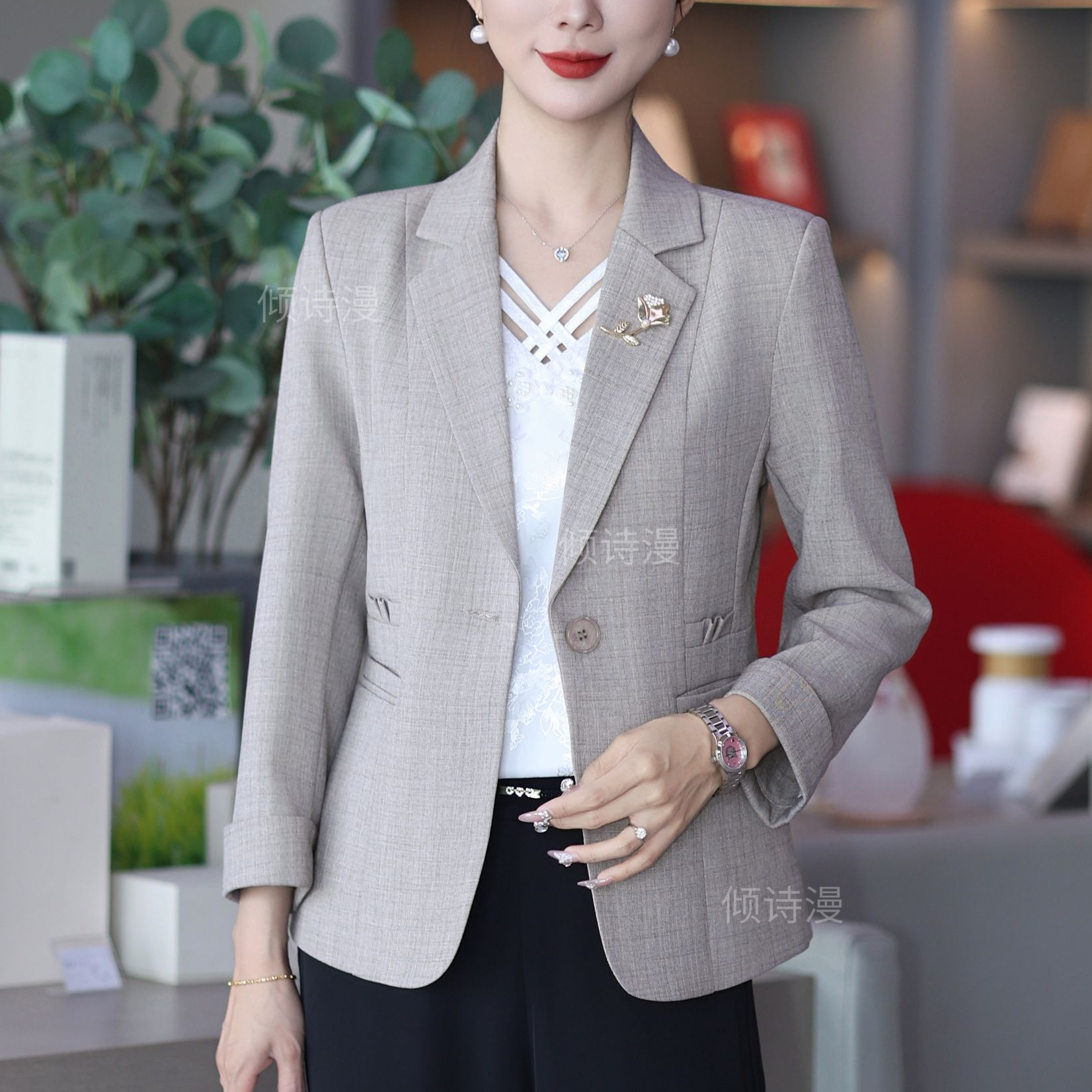 2025早秋新款设计感时尚气质西装女洋气显瘦遮肉休闲小西服2518