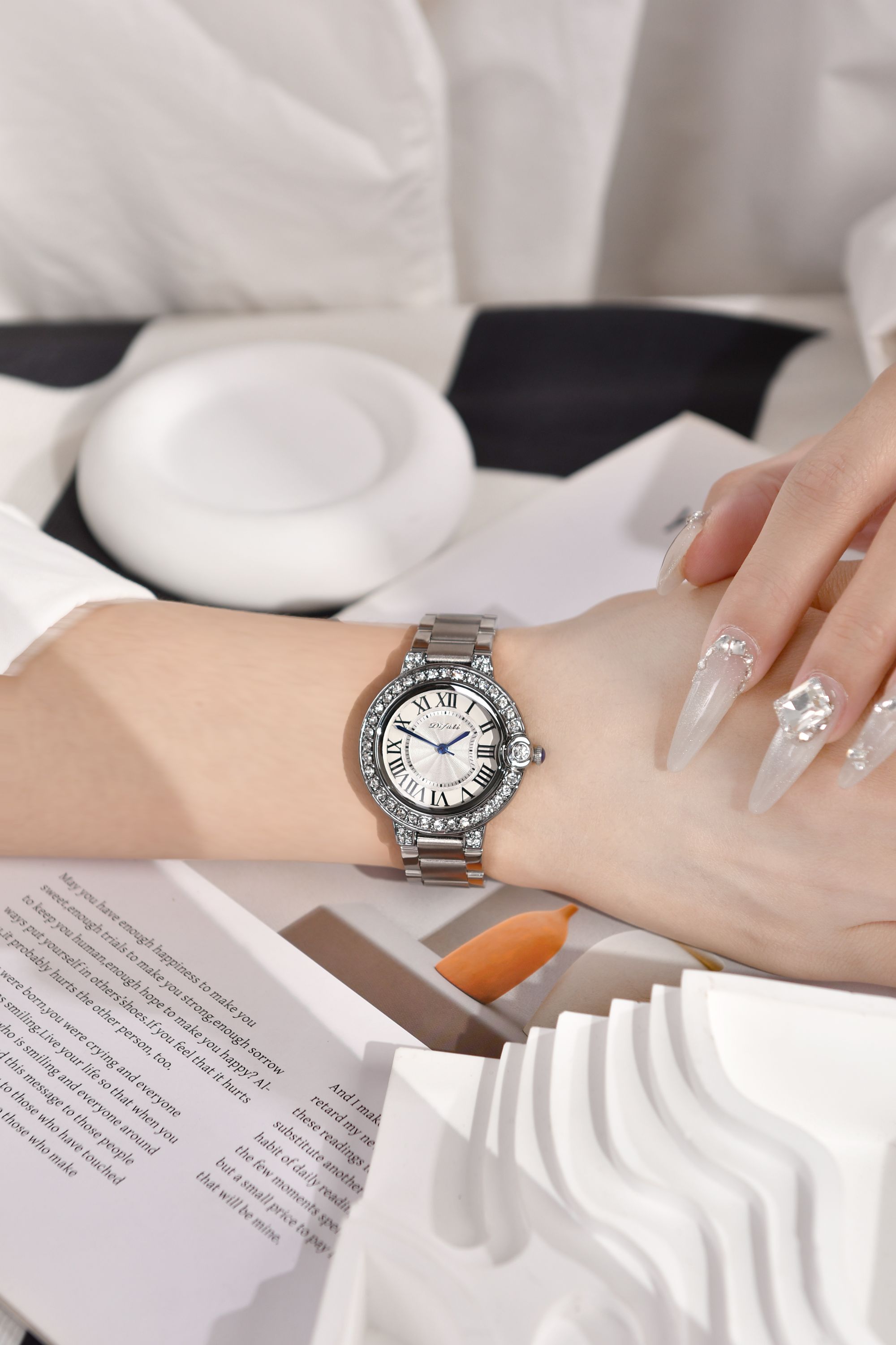 【婉华专属】新款轻奢时尚镶钻女士蓝气球防水钢带腕表夜光百搭