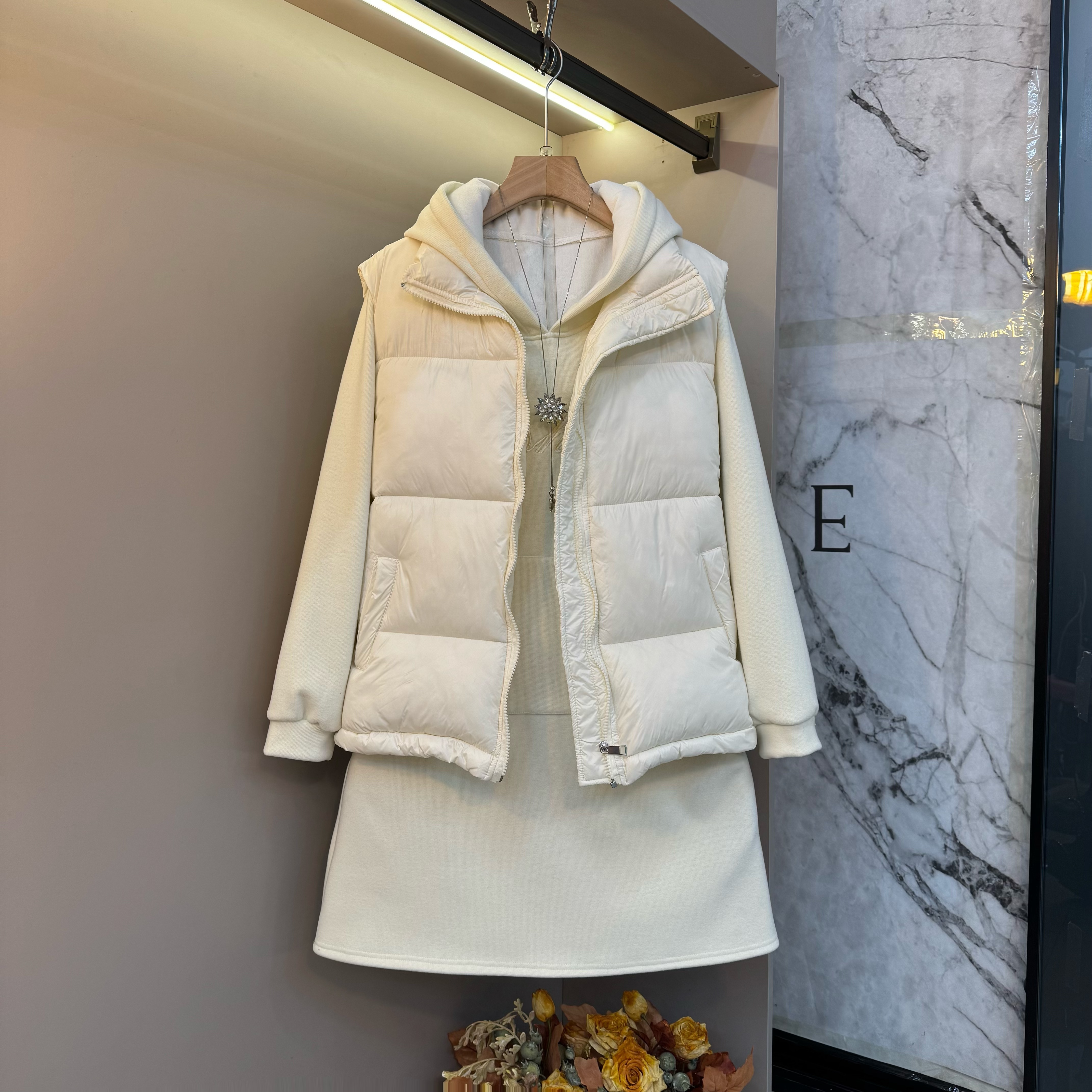 2025时尚大码简约时髦纯色气质显瘦设计马甲+连帽卫衣裙套装7250