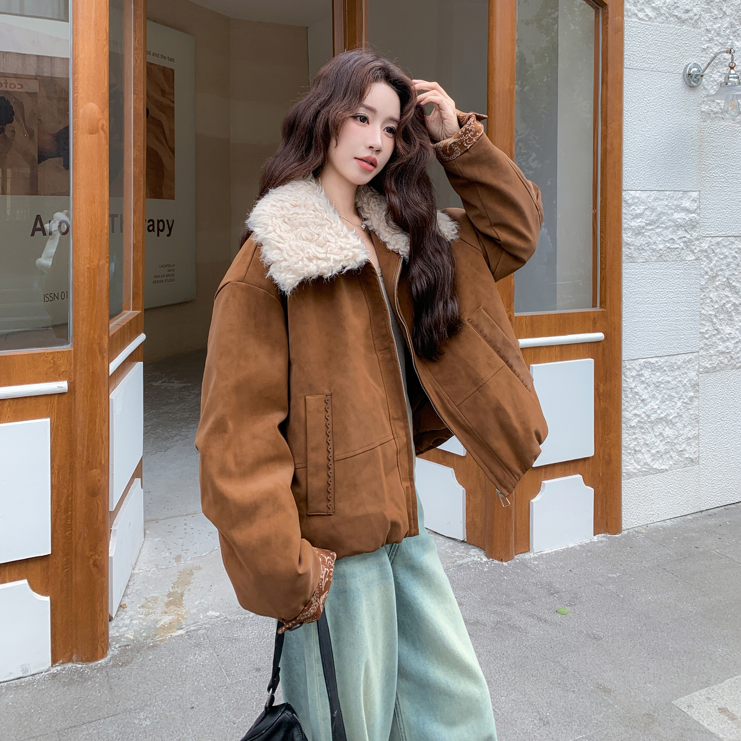 焦糖色翻领羊羔毛拼接羽绒服女2025冬季新款轻暖90白鸭绒短款外套