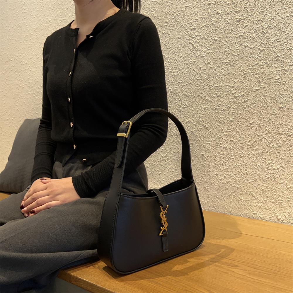 香港品牌2025新款女包轻奢腋下包法棍包时尚百搭单肩手提包小方包