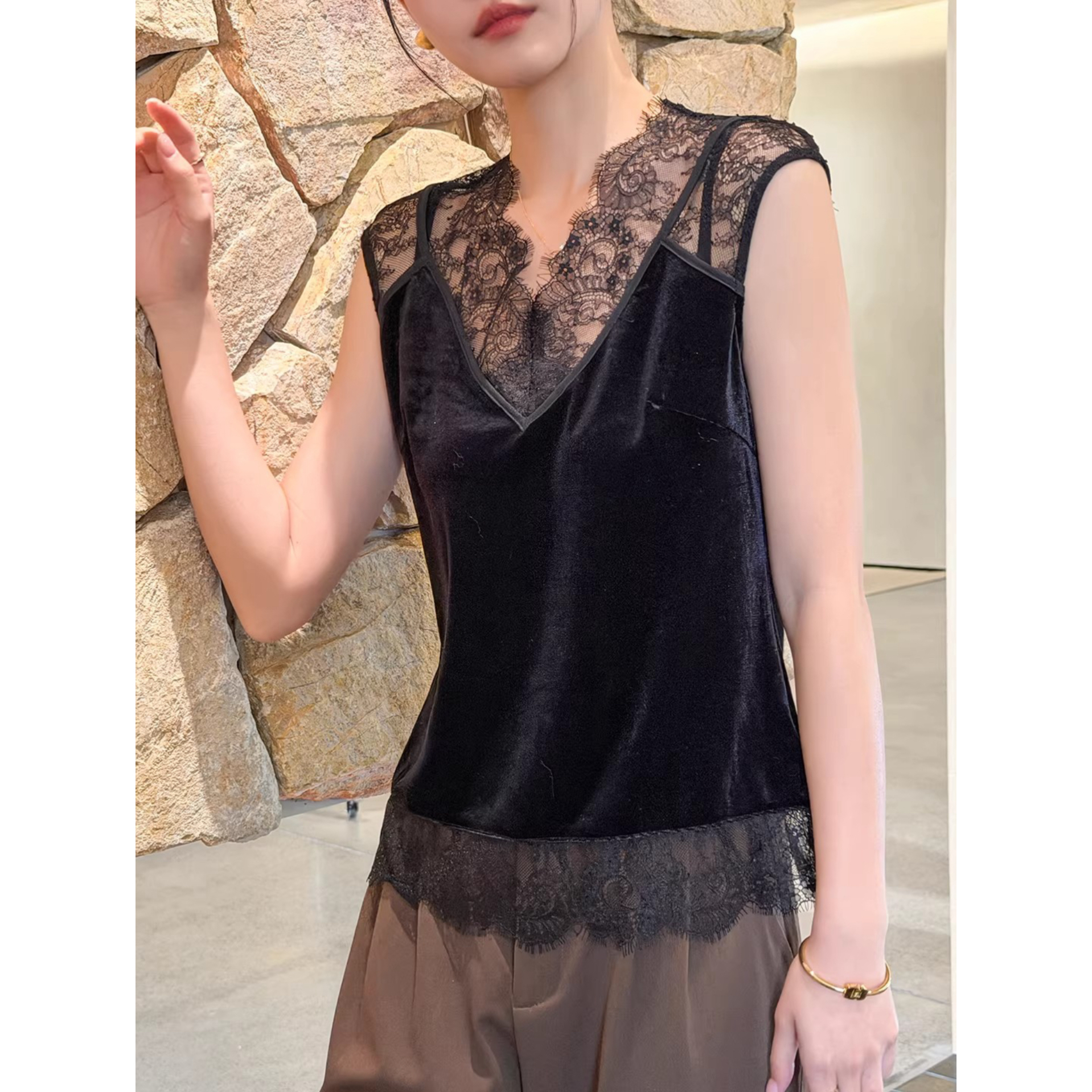 黑色丝绒吊带背心女内搭冬季2025新款蕾丝拼接无袖打底上衣可外穿