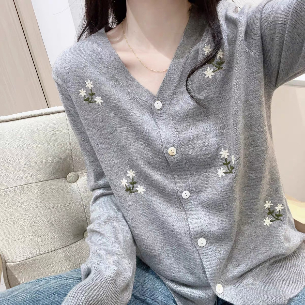 温柔风V领针织开衫女2025秋冬新款气质简约刺绣百搭显瘦长袖上衣