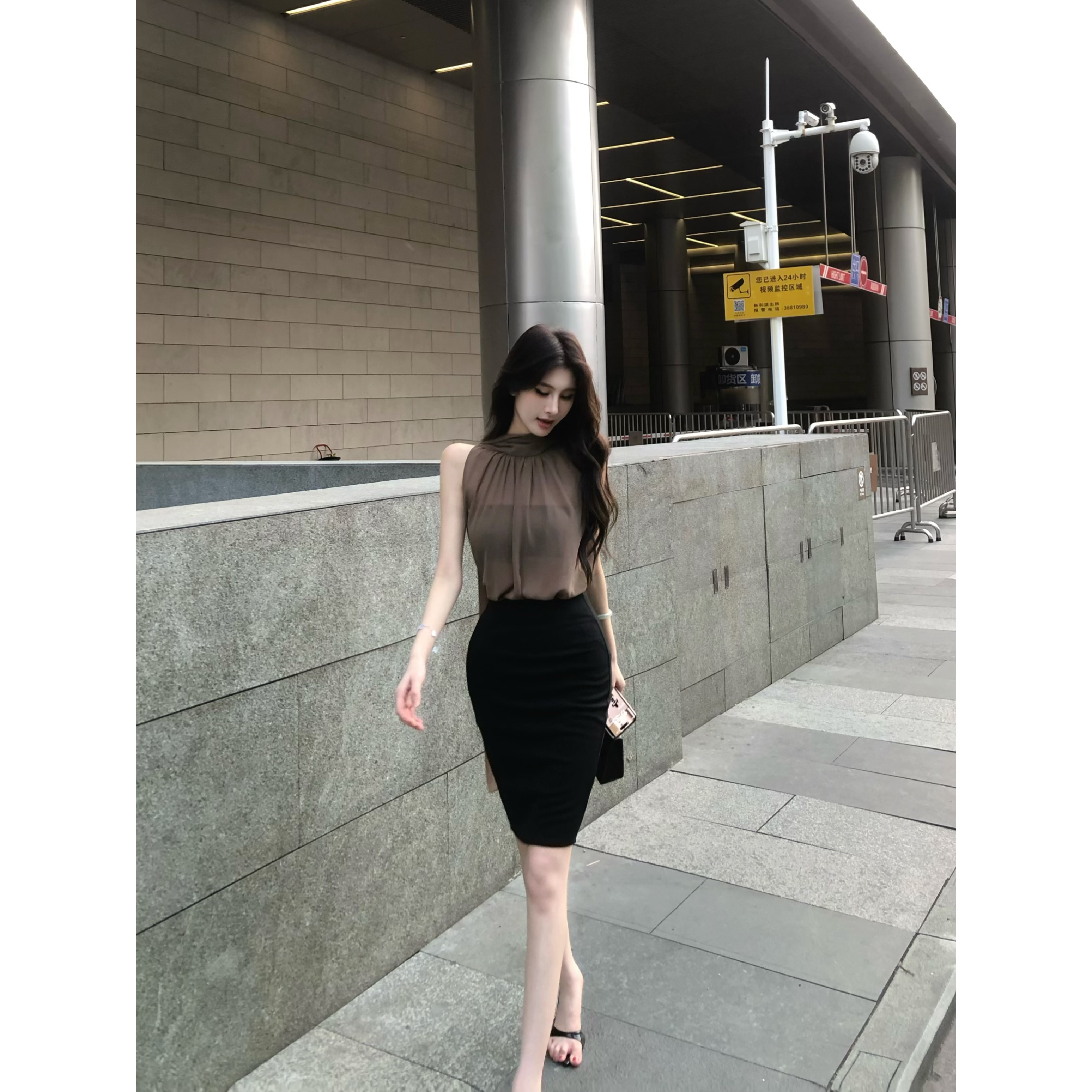 轻奢 咖色飘带上衣设计感性感女人味穿搭纯色半身裙两件套潮牌款