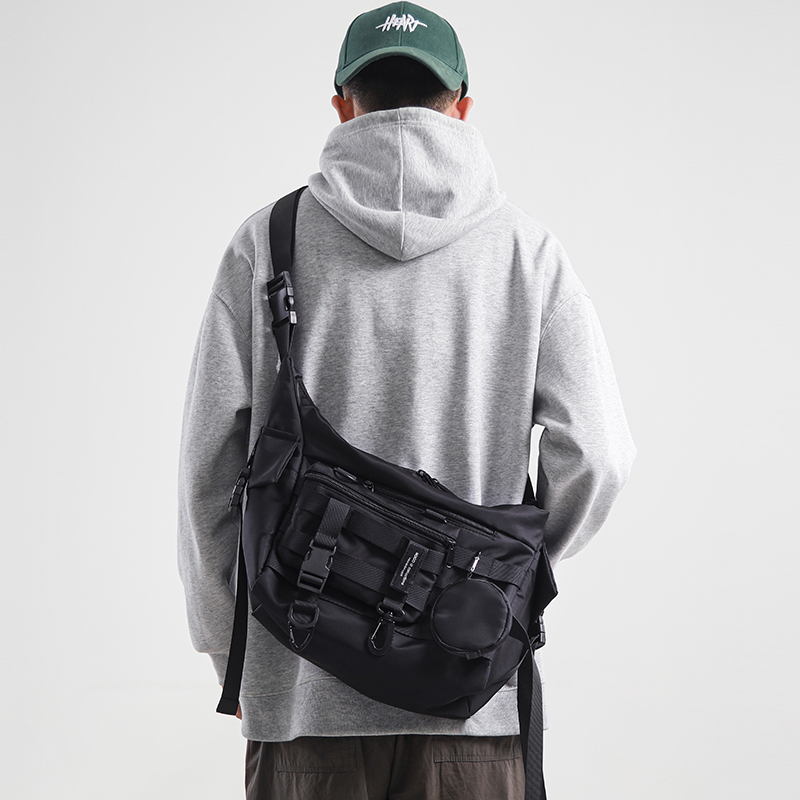 日系街头大容量斜挎包男潮牌工装机能单肩包ins女背包运动邮差包