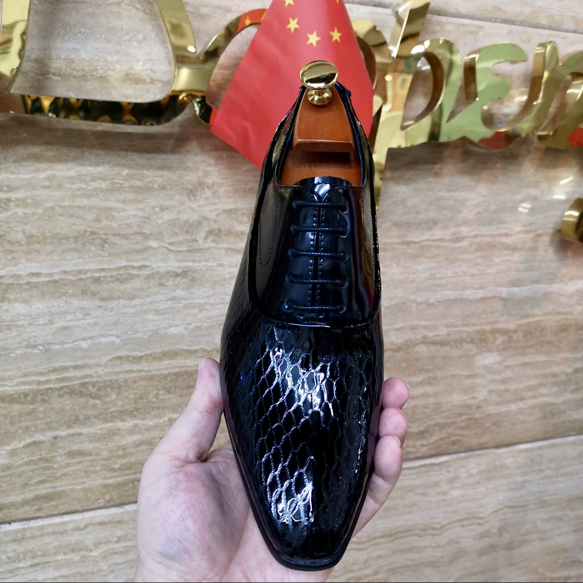 尖头平跟英伦系带英伦风休闲皮鞋商务鳄鱼纹休闲鞋漆皮时尚男士