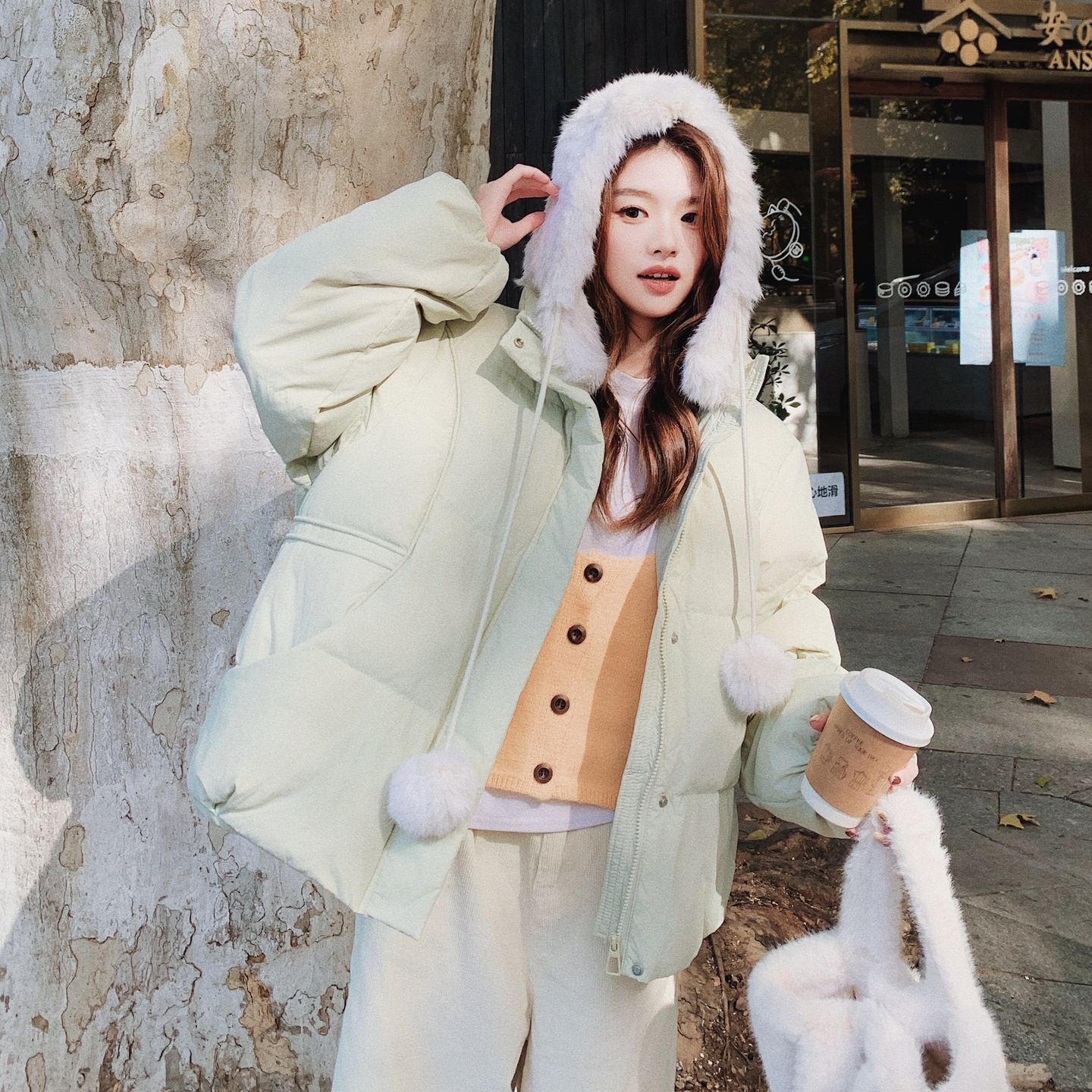 韩系时尚毛球连帽短款羽绒服女2025冬新款减龄超洋气90绒轻暖外套
