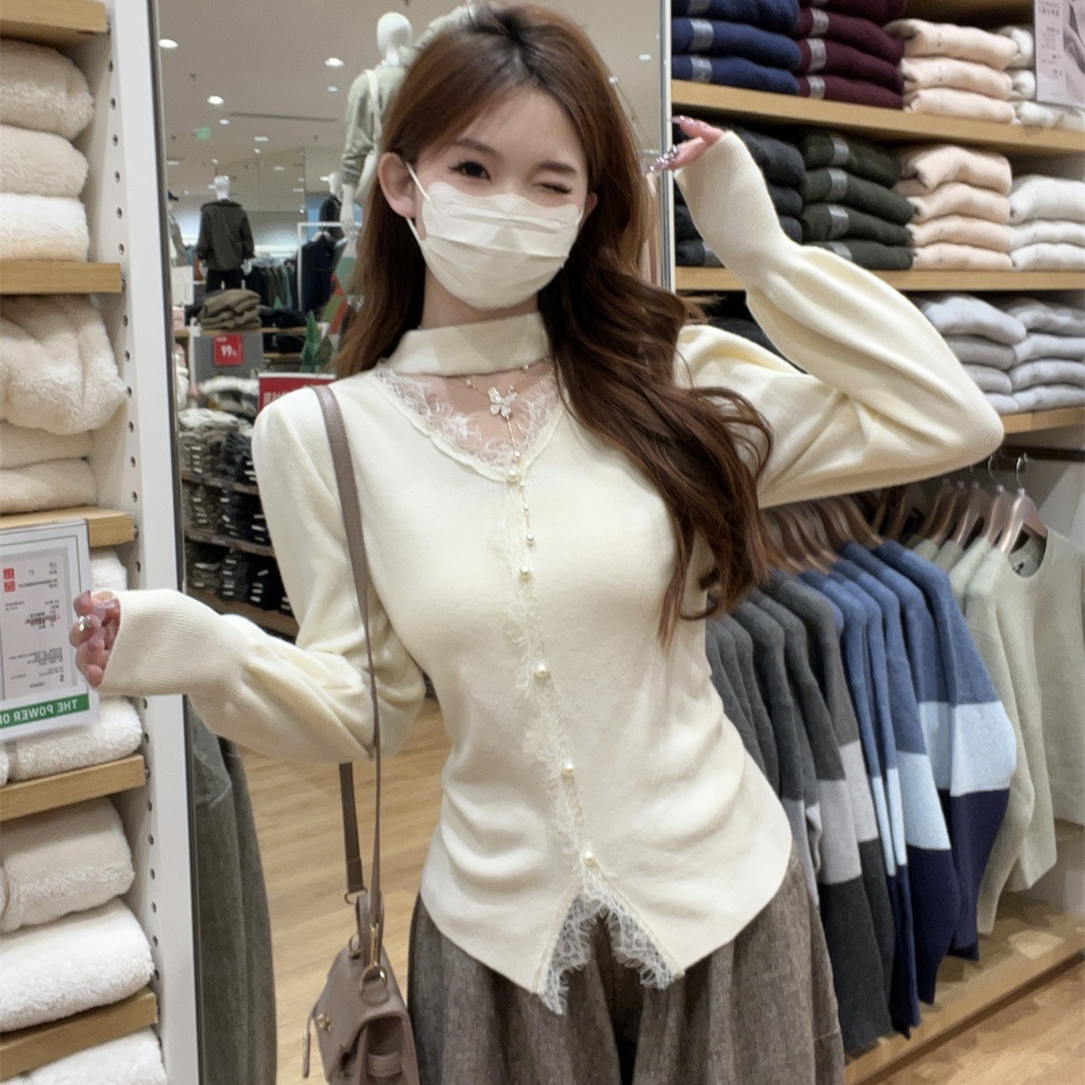 秋冬2025年新款紧身纯欲挂脖镂空蕾丝设计感针织打底衫上衣女毛衣