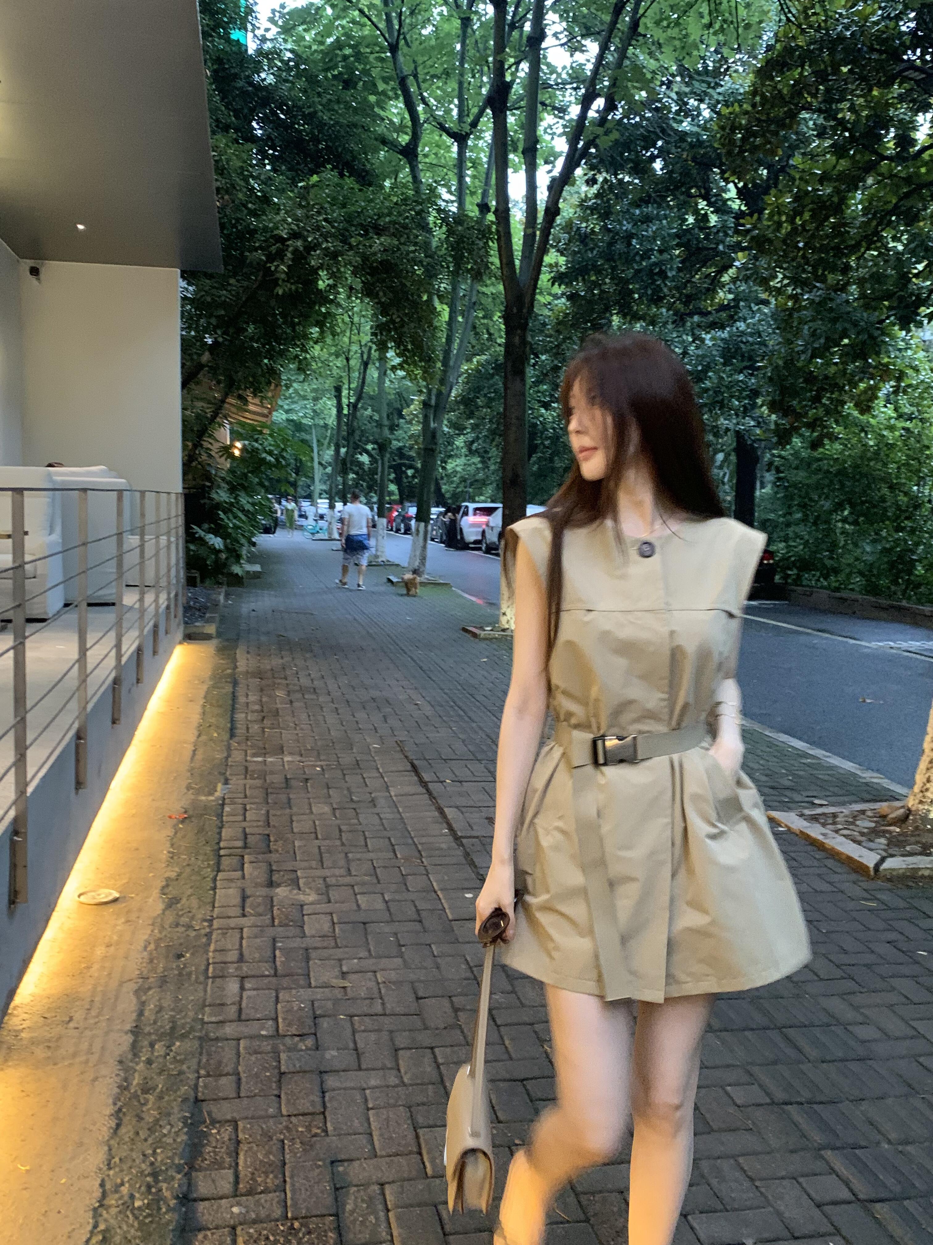 2025夏季新款气法式复古卡其色气质设计感收腰显瘦无袖衬衫连衣裙