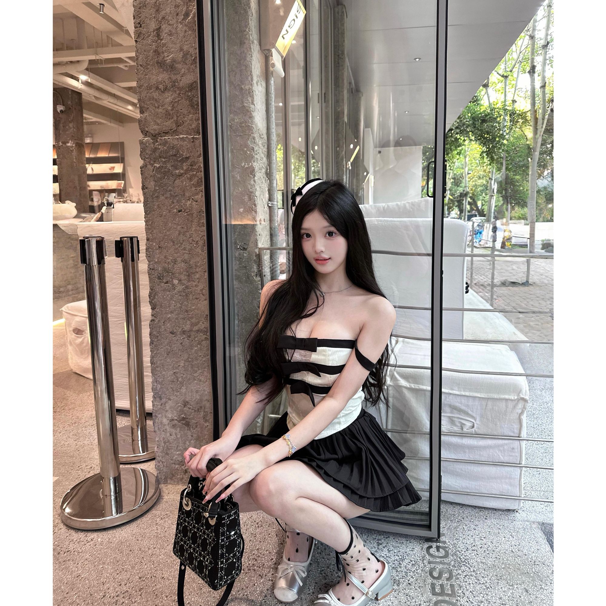 2025新款小众性感套装少女气质收腰一字肩抹胸上衣配显瘦短裙套装