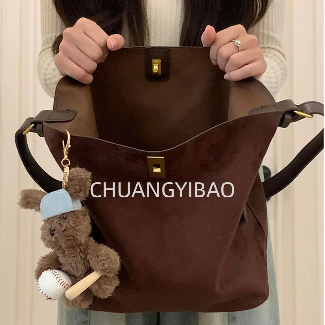 复古麂皮绒水桶包包女2025新款秋冬通勤大包大容量休闲单肩斜挎包