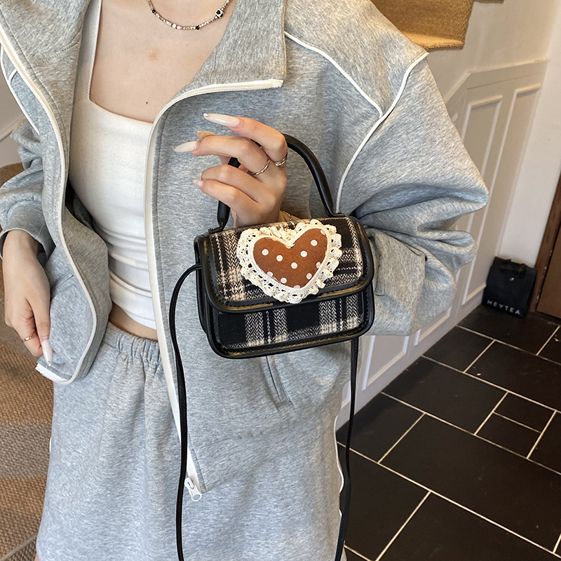 夏天夏季高级感迷你斜挎小包包女2025新款爱心格子手提小包口红包