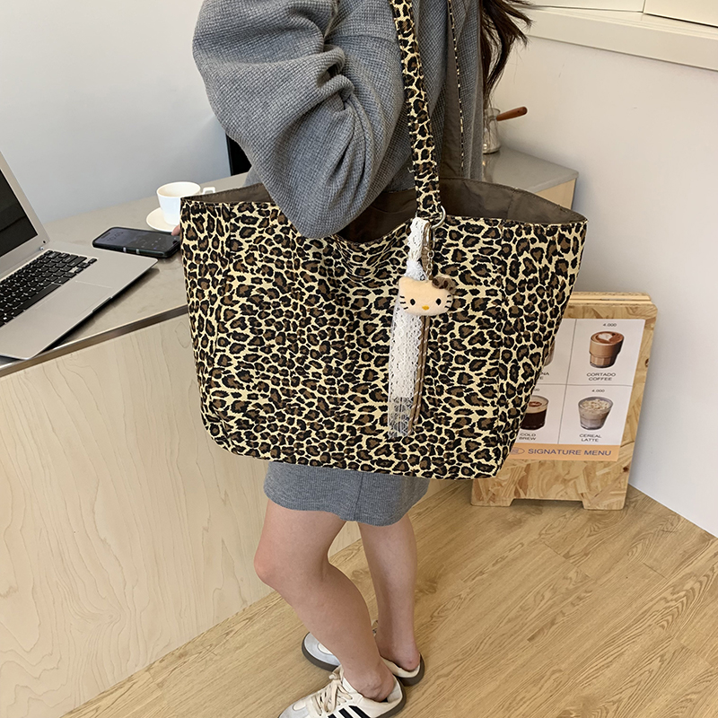 豹纹帆布包包女2025秋冬新款时尚学院风托特包休闲通勤大容量布包