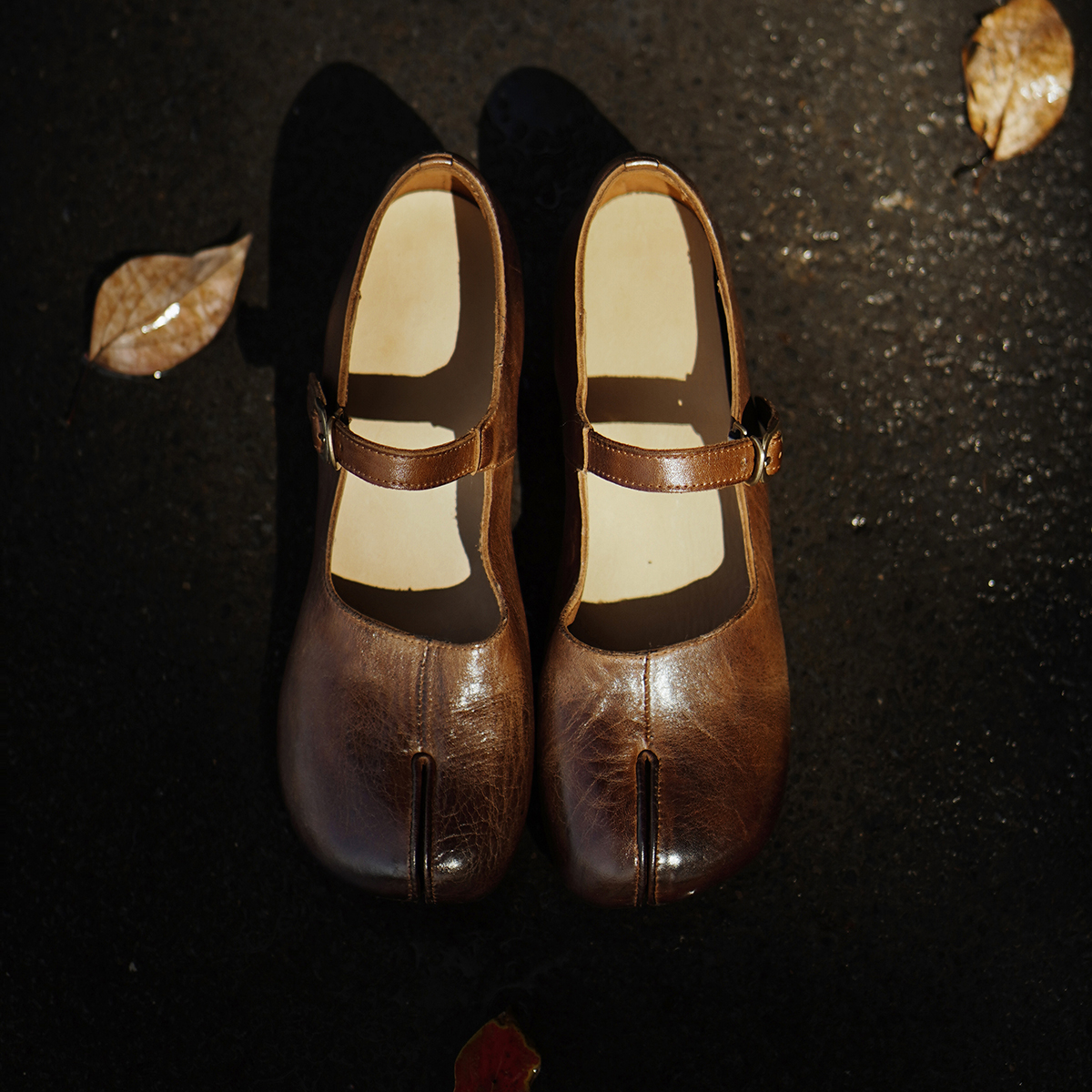 马皮气质粗跟分趾鞋秋季法式复古棕色一字带不掉跟女真皮浅口单鞋