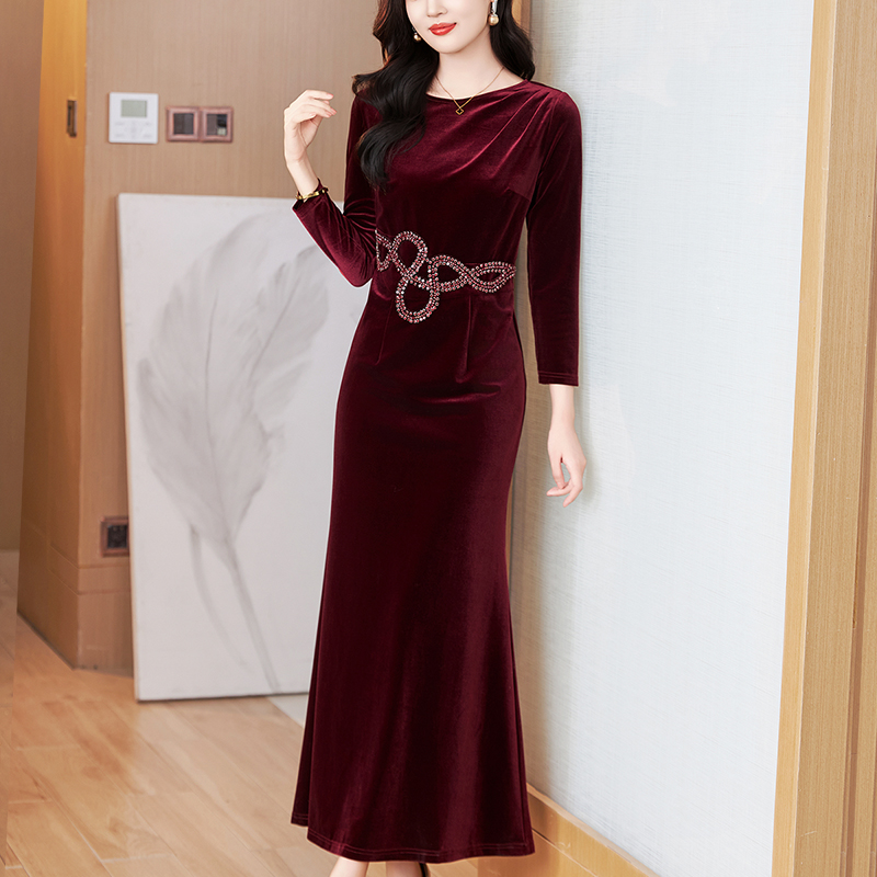 酒红色喜婚宴妈妈装连衣裙女2025春秋新款高端丝绒包臀礼服裙长款