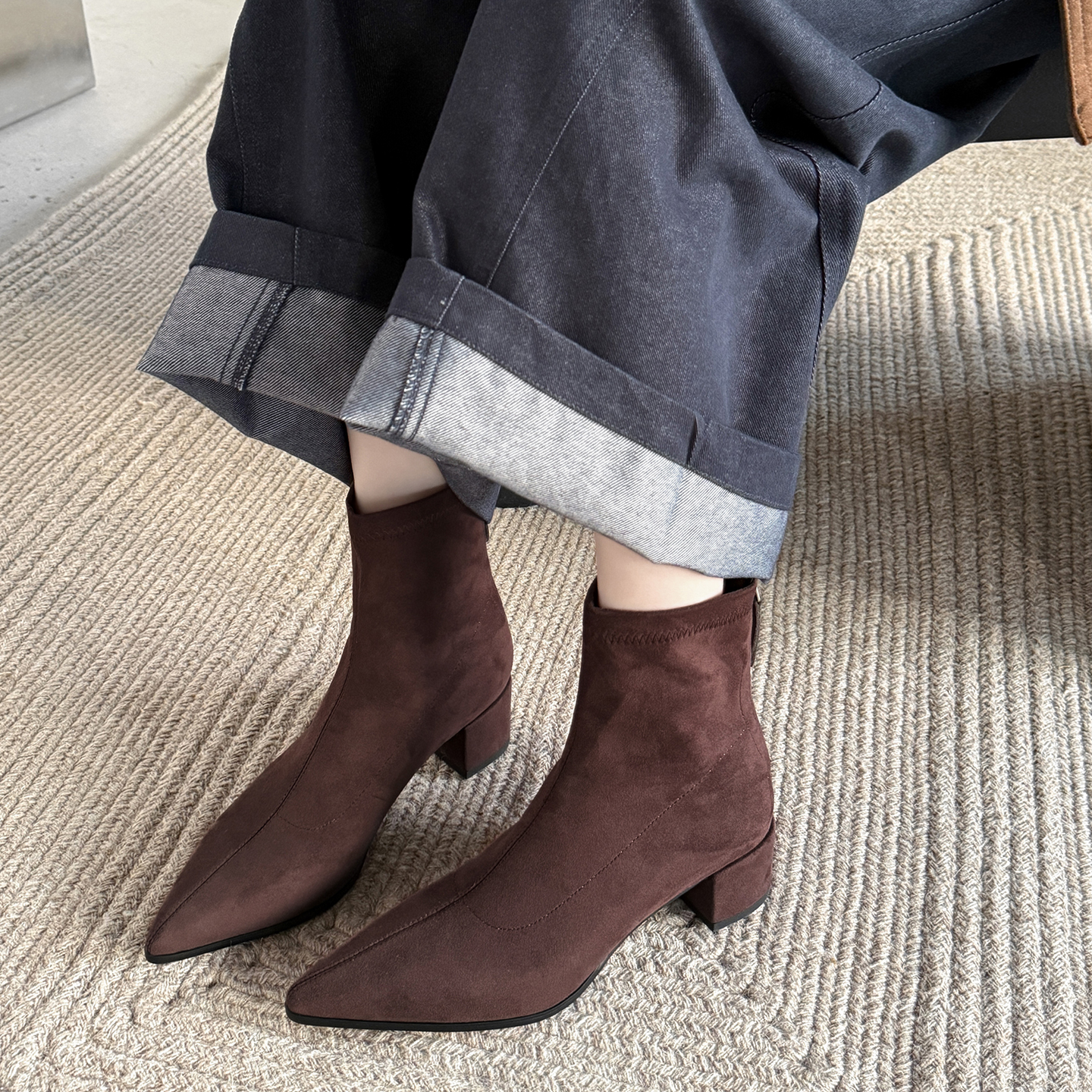 4.5cm韩版尖头粗跟弹力短靴冬季棕色通勤瘦瘦靴时尚百搭绒面短靴