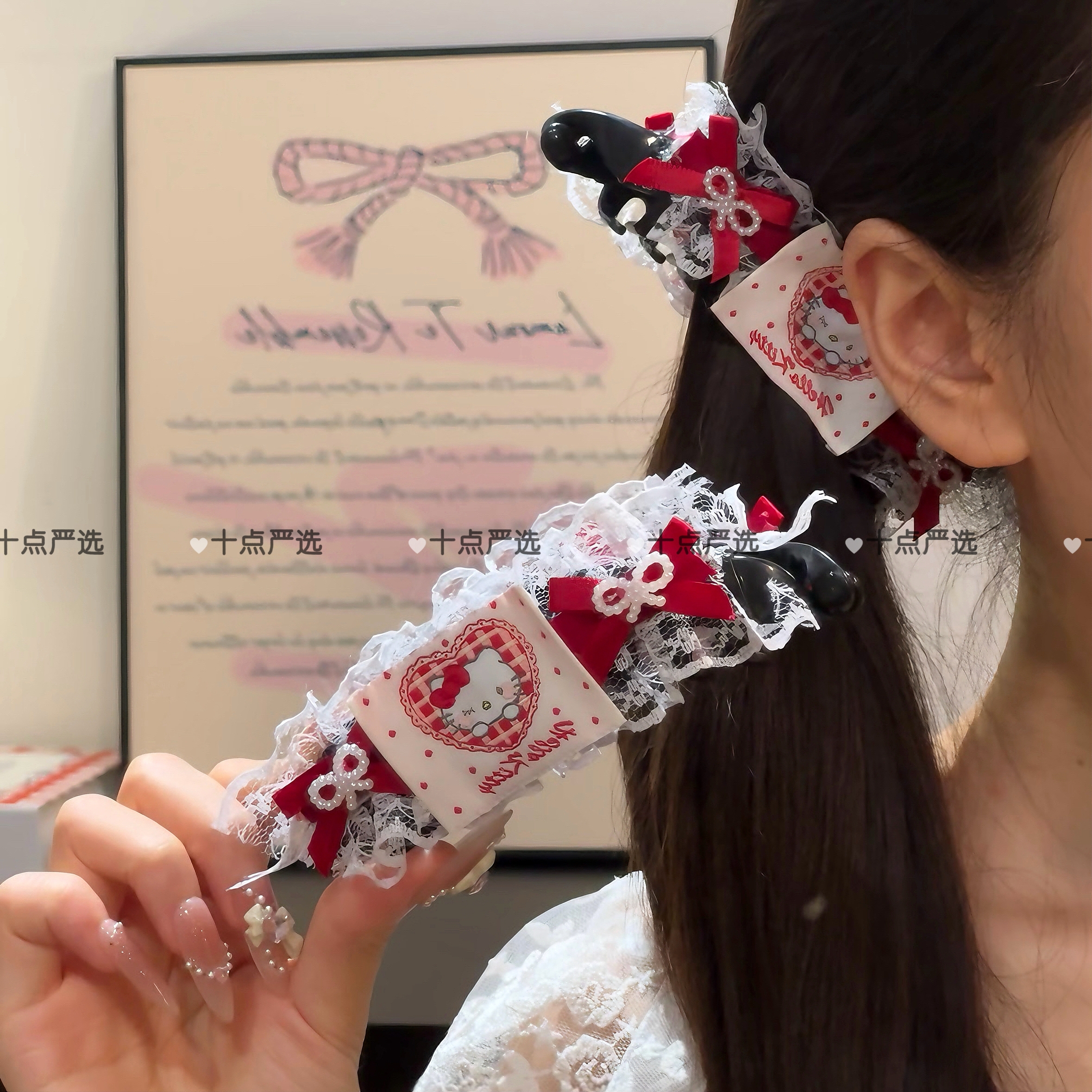 哈喽KT猫超绝多巴胺卡通可爱红蕾丝香蕉夹珠珠蝴蝶结扭扭原创设计