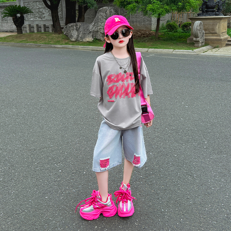 女童2025新款儿童洋气时髦破洞牛仔短裤薄款夏装休闲宽松T恤套装