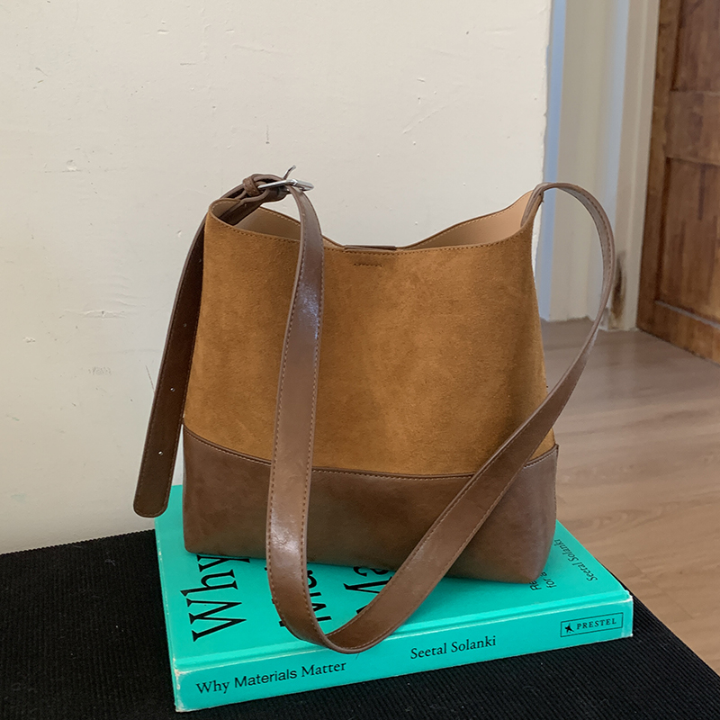 复古秋冬小包包女款爆款2025新款简约百搭斜挎包高级感单肩水桶包