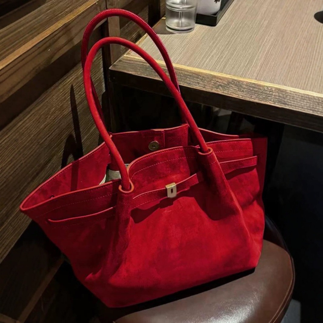 红色麂皮大容量饺子包包女式2025新款高级感手提新娘结婚包秋冬季