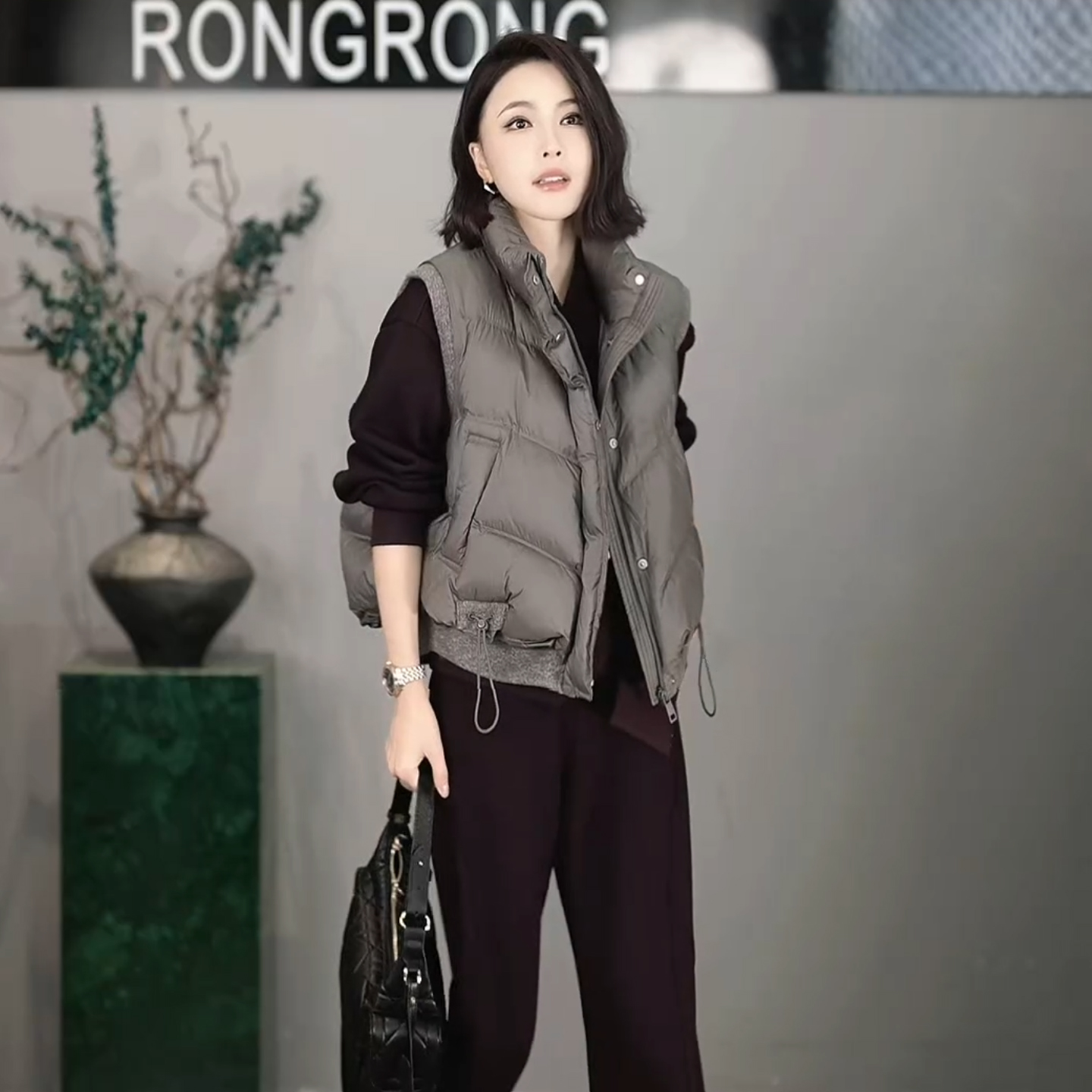 欧货黑色洋气短款背心羽绒棉服马甲女款2025新款时髦坎肩马夹外套