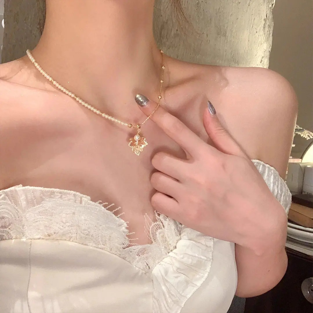 铜合金仿珍珠吊坠 秋冬轻奢可抽拉闪锆枫叶珍珠项链女气质毛衣链